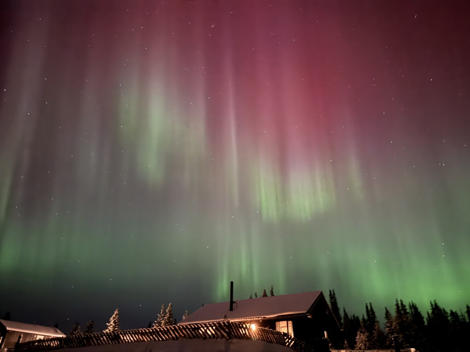 Flott nordlys i vakre omgivelser - bilde fra selgers arkiv Galleribilde