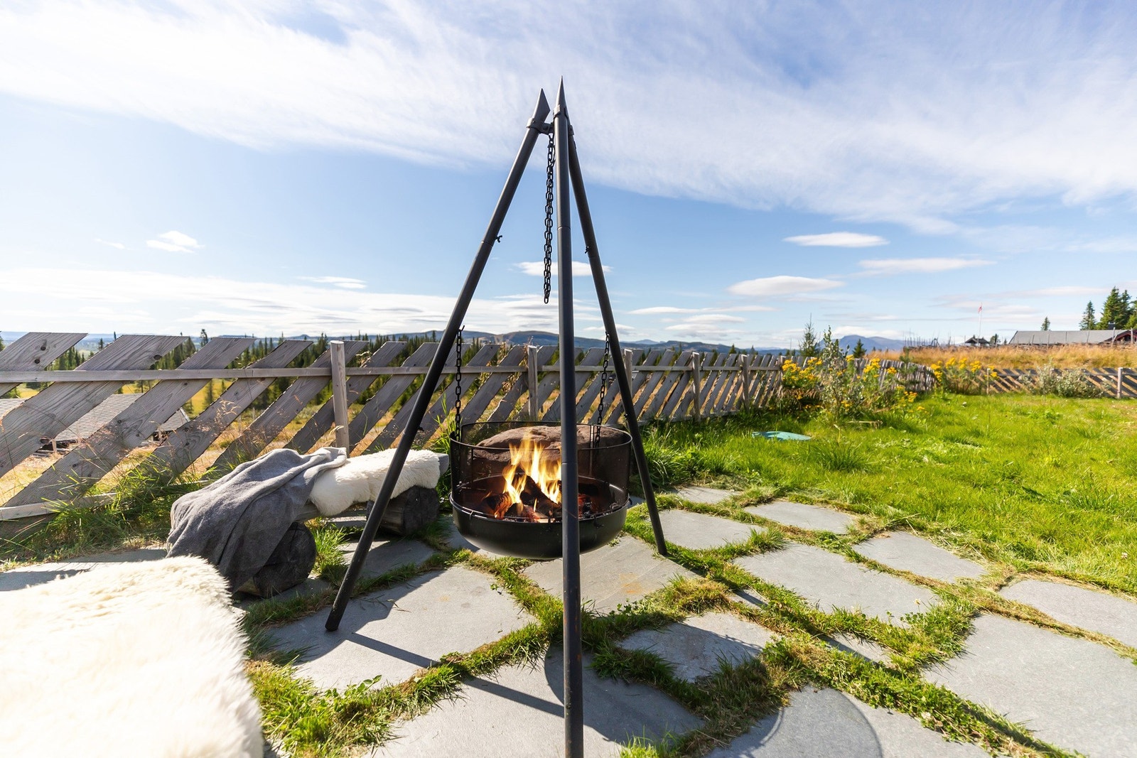 Pent opparbeidet tomt, her med hellebelagt areal som passer fin til bålpanne og krakker Galleribilde