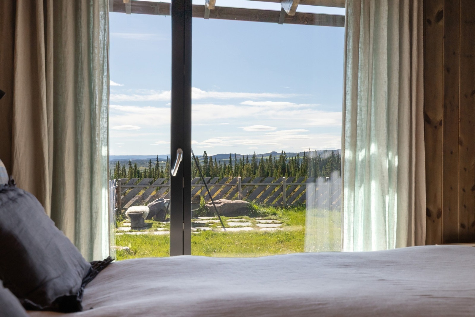 På fine dager kan en våkne opp og trekke gardinene fra for å nyte den flotte utsikten - adkomst ut Galleribilde
