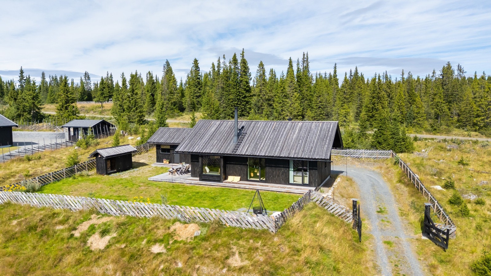 Gjerdet inn rundt bebyggelsen Galleribilde