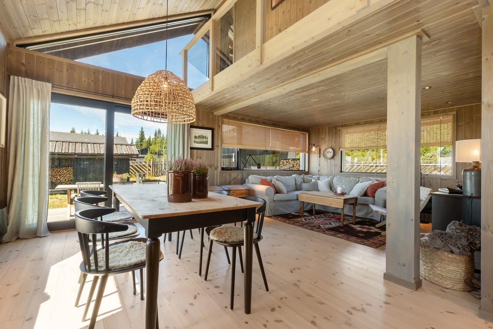 Konstruksjon er todelt med ekstra god takhøyde på den ene siden av stuen Galleribilde