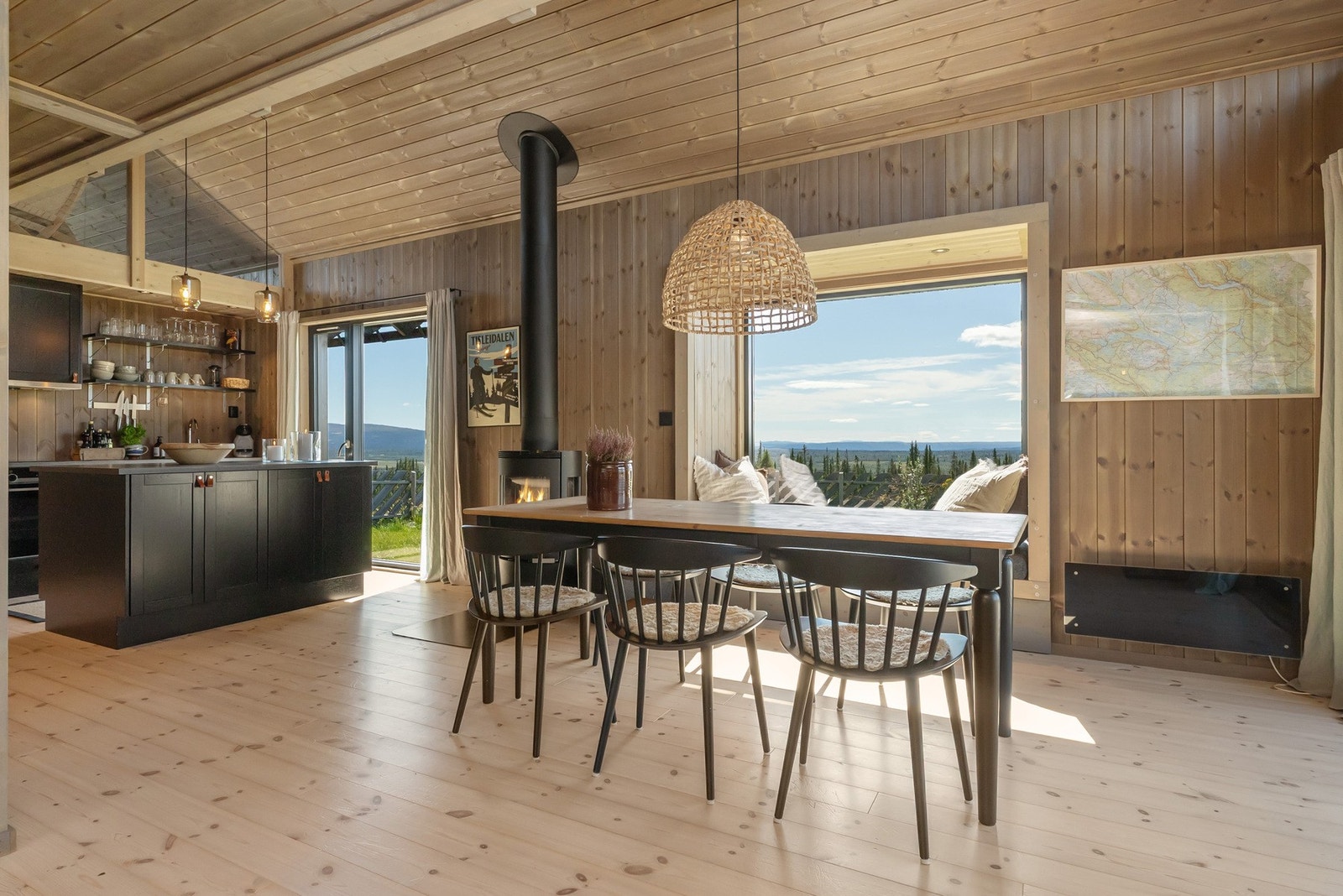 Hytta er oppført i 2018 og er en arkitekttegnet modell av typen "Hedvig", levert av Hedda Hytter. Galleribilde