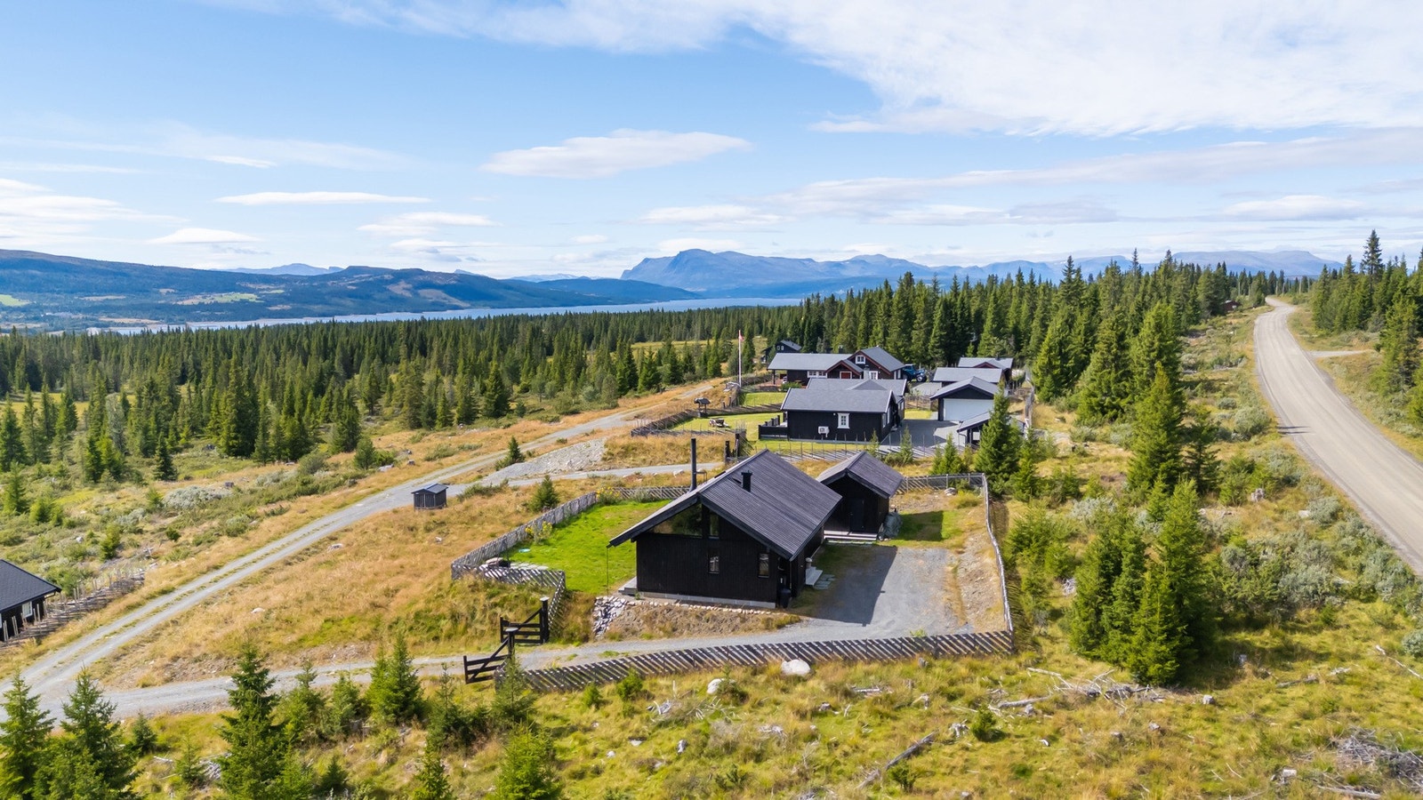 Området byr på et rikt utvalg av turmuligheter året rundt, og er et perfekt utgangspunkt for aktiviteter som fotturer, sykling, kajakkpadling og fiske - for hele familien. Vinteren byr på fine skiløyper og alpin, kort kjøretur til Bualie på Golsfjellet el Galleribilde