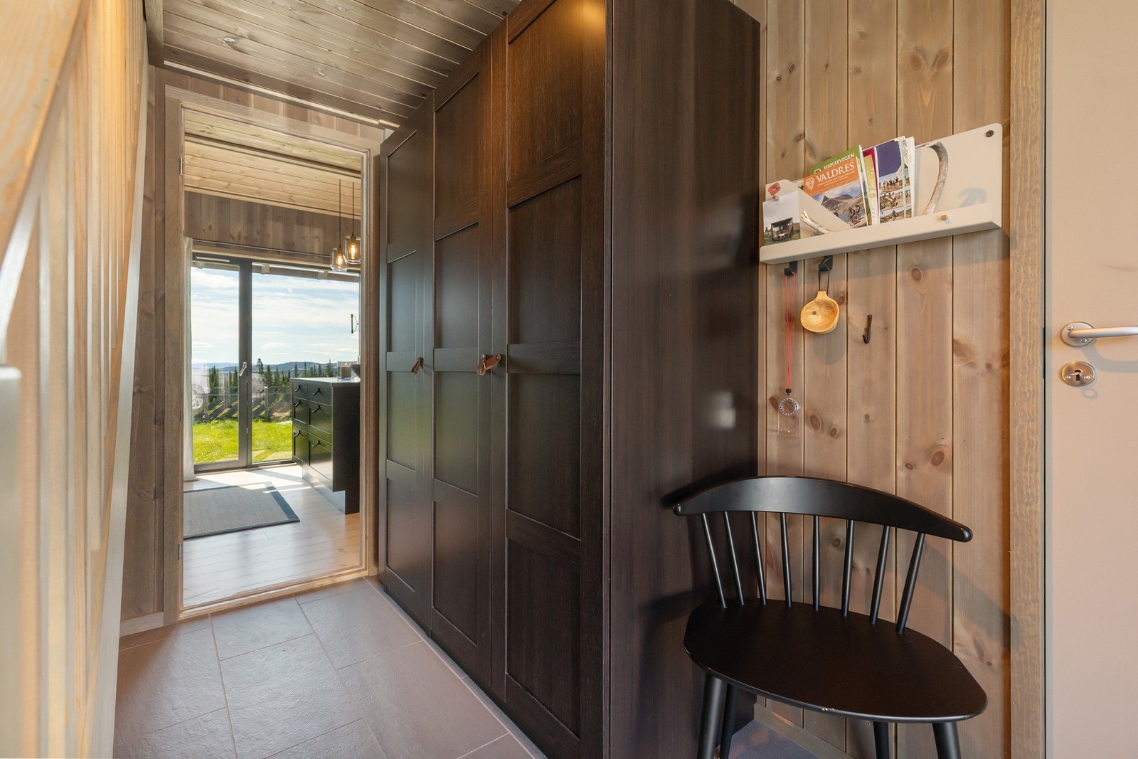 Entré med plass til garderobeskap for oppbevaring av yttertøy og sko Galleribilde