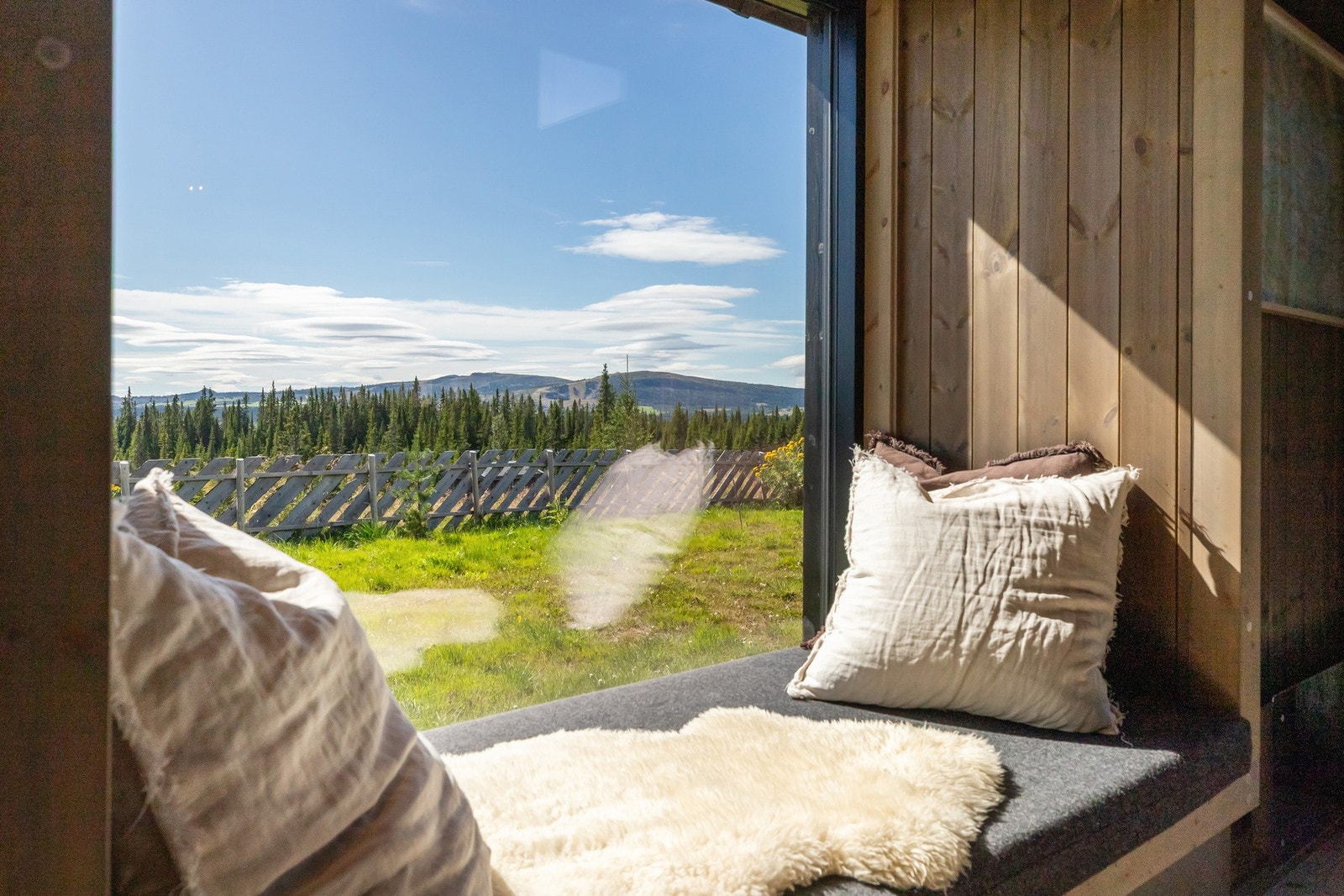 Fra det innbydende vinduskarnappet kan du lene deg tilbake og nyte både den vakre utsikten og dagens første kaffekopp i fred og ro Galleribilde