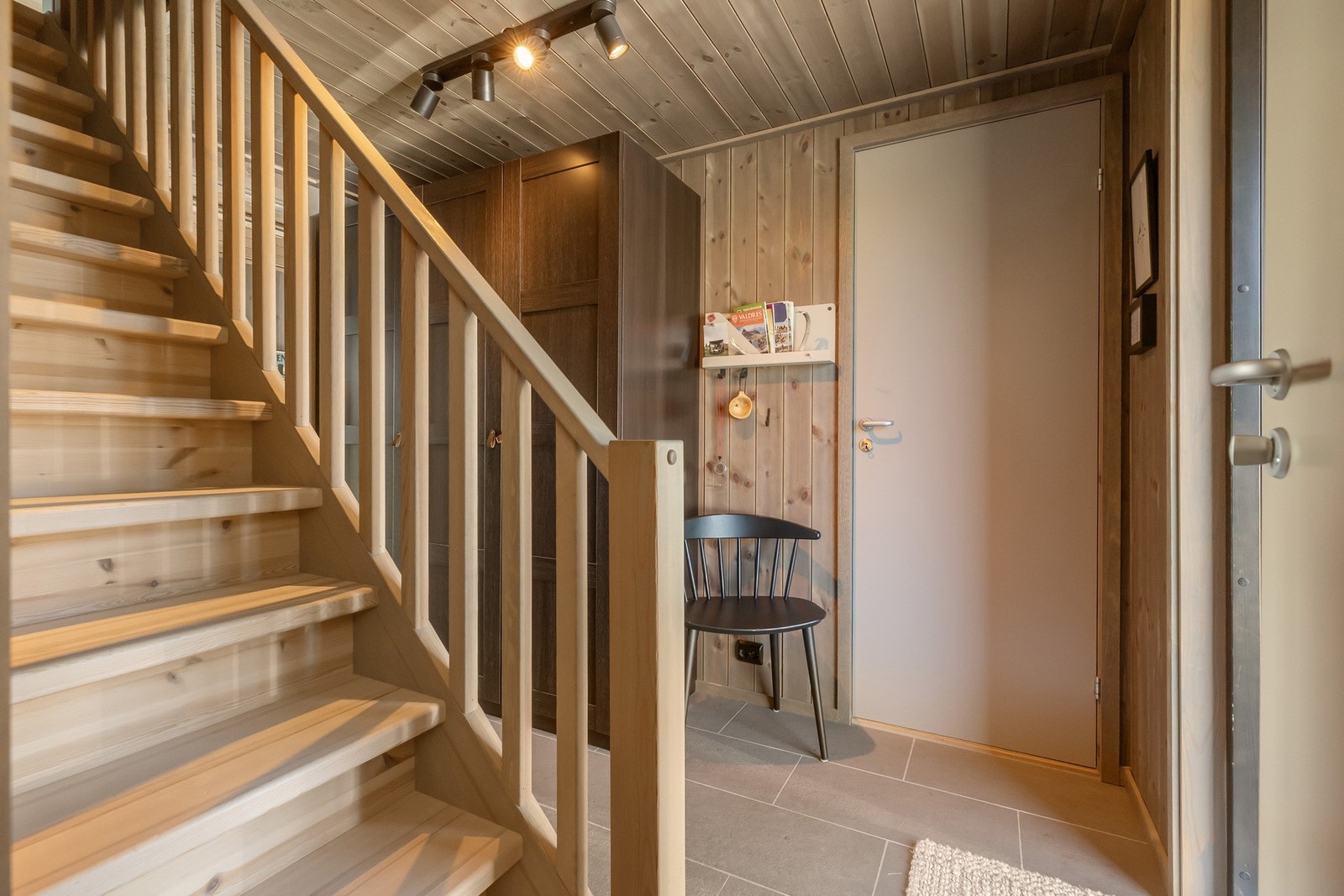 Trapp opp til hemsetasje fra entré Galleribilde