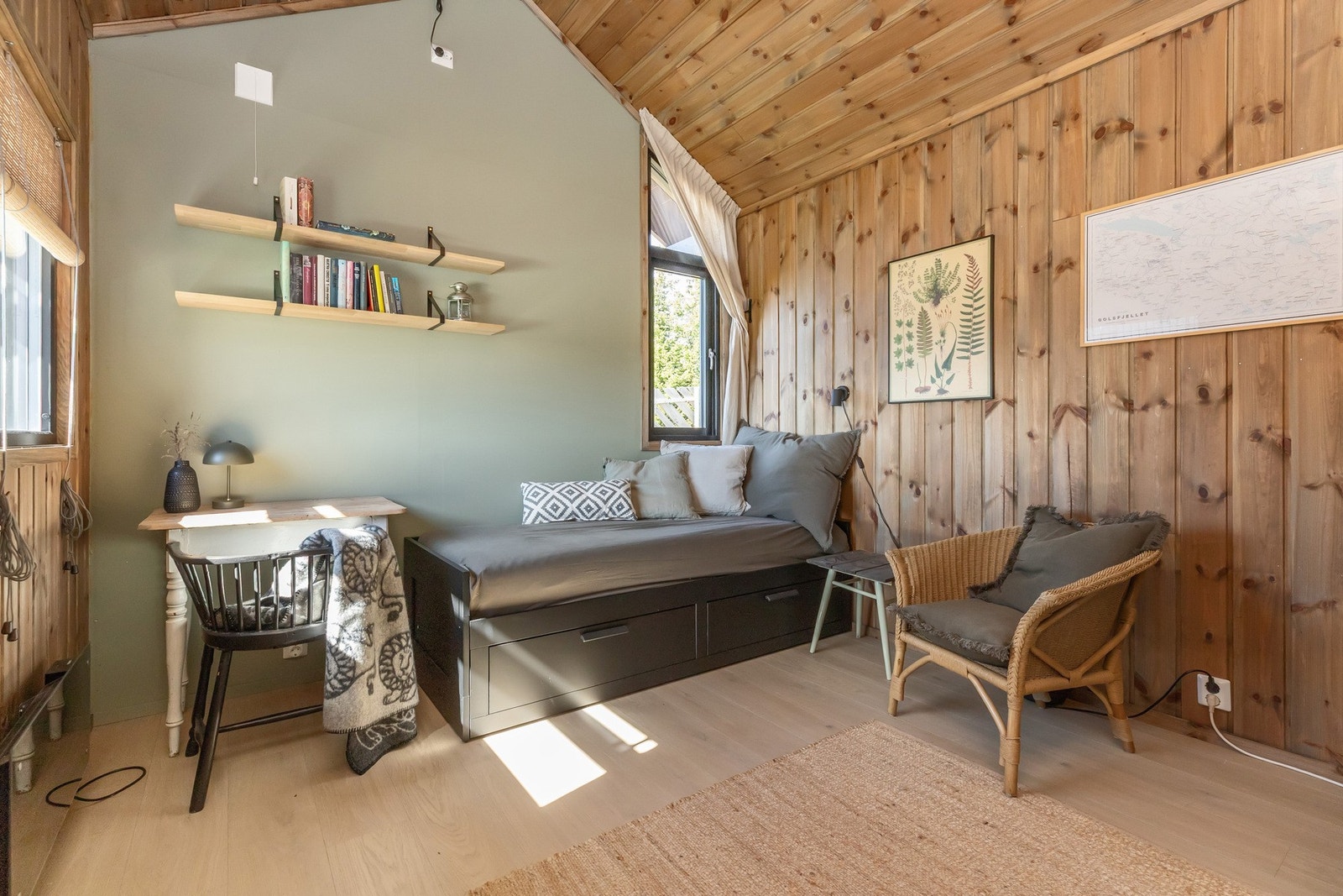 Annekset har oppholdsrom med plass til seng og en mindre sittegruppe Galleribilde