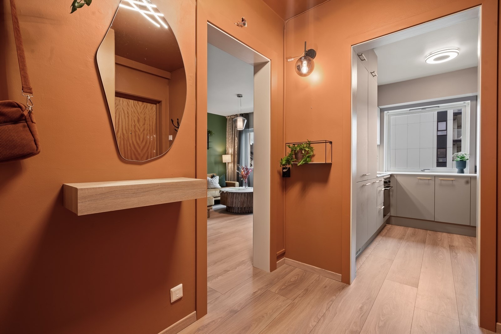 Romslig entré med plass for diverse oppheng av yttertøy. Galleribilde