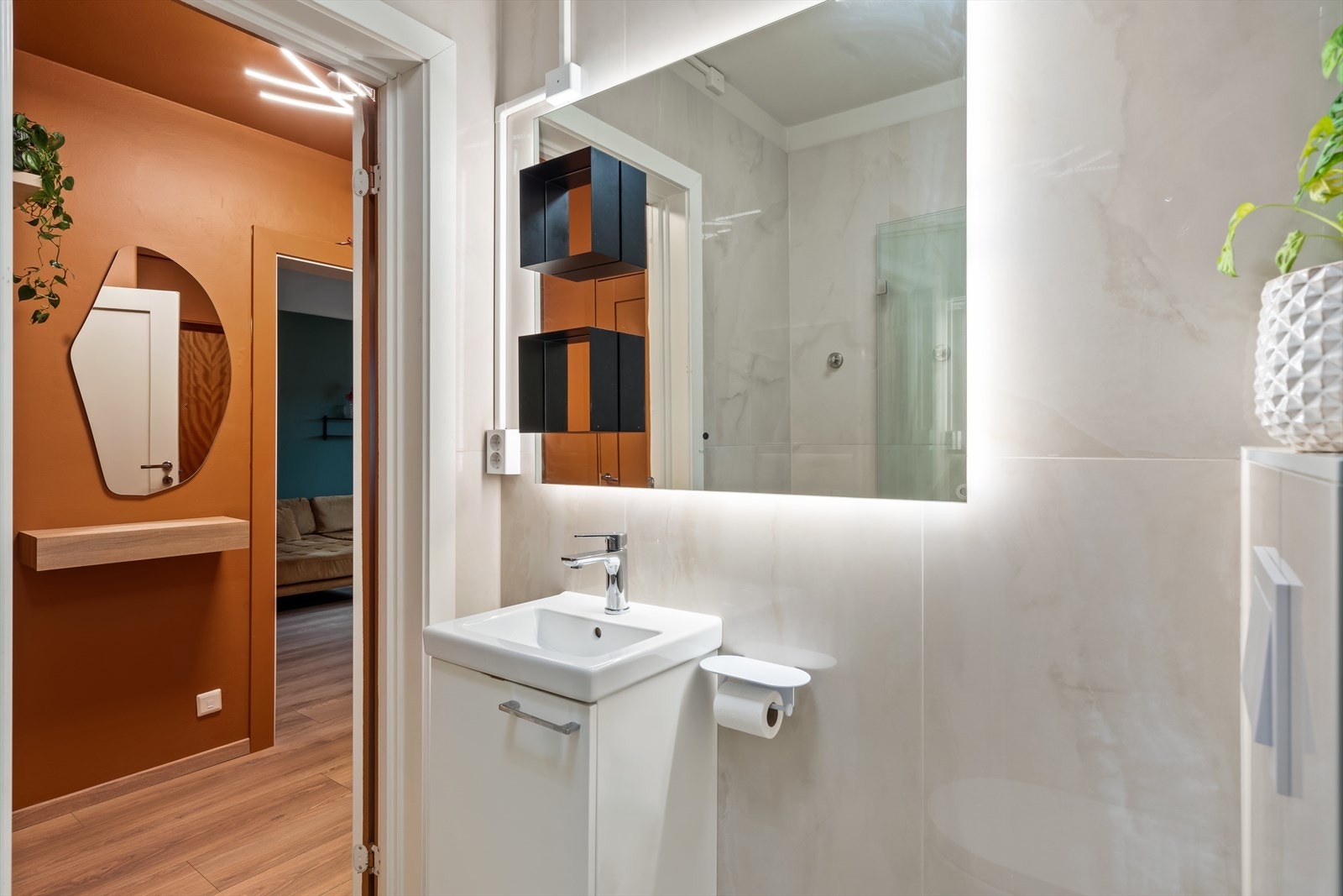 Servant med underskap, speil og lys. Galleribilde