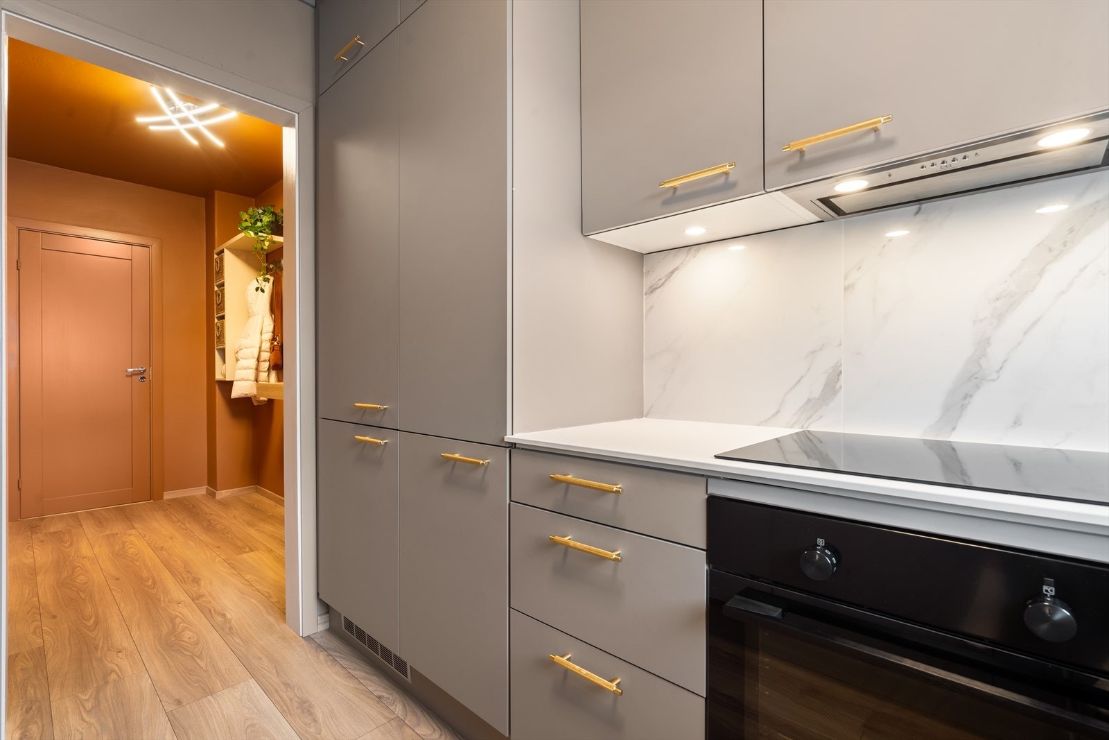 Kjøkkenet ble ferdigstilt for kun få måneder siden! Galleribilde