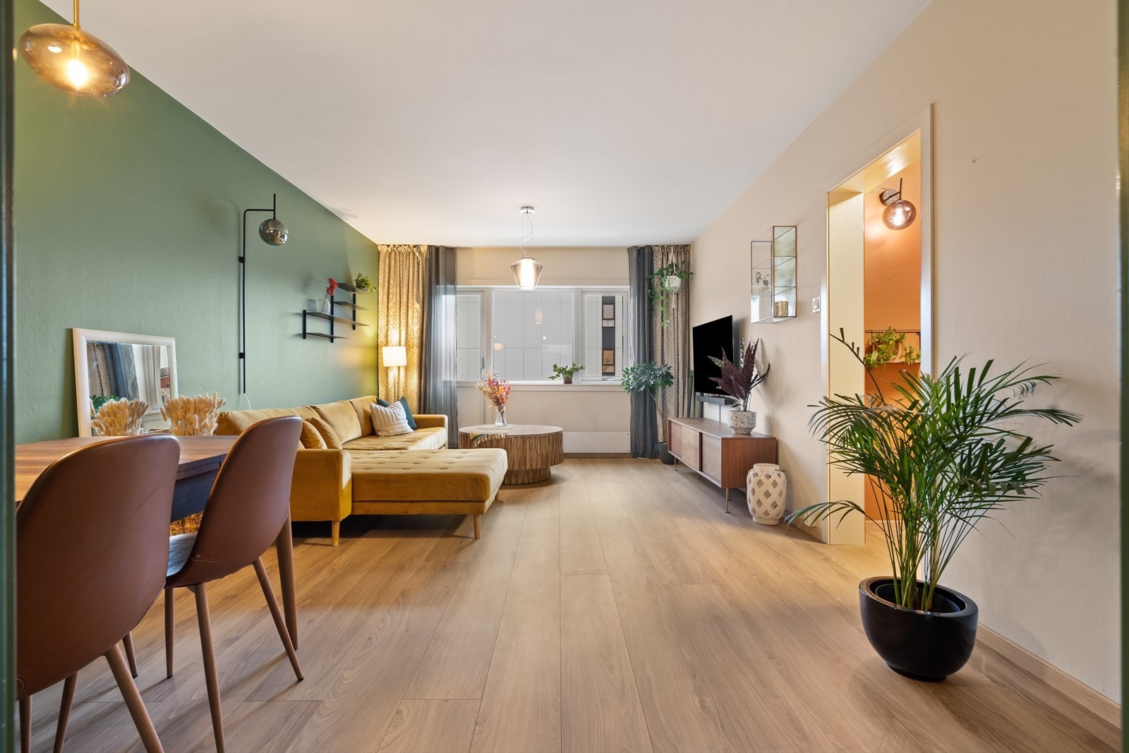 Pen stue med moderne fargevalg på overflater. Galleribilde