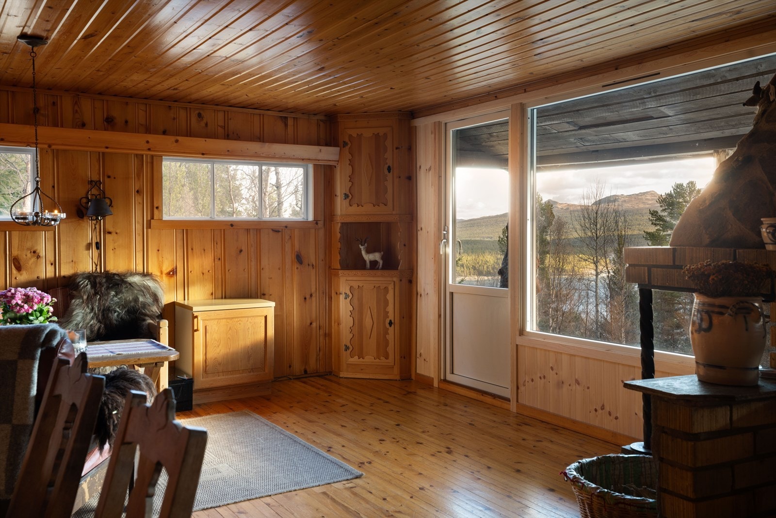 Dør ut til terrasse fra stuen og store glassflater mot sør som slipper inn den fine utsikten. Galleribilde