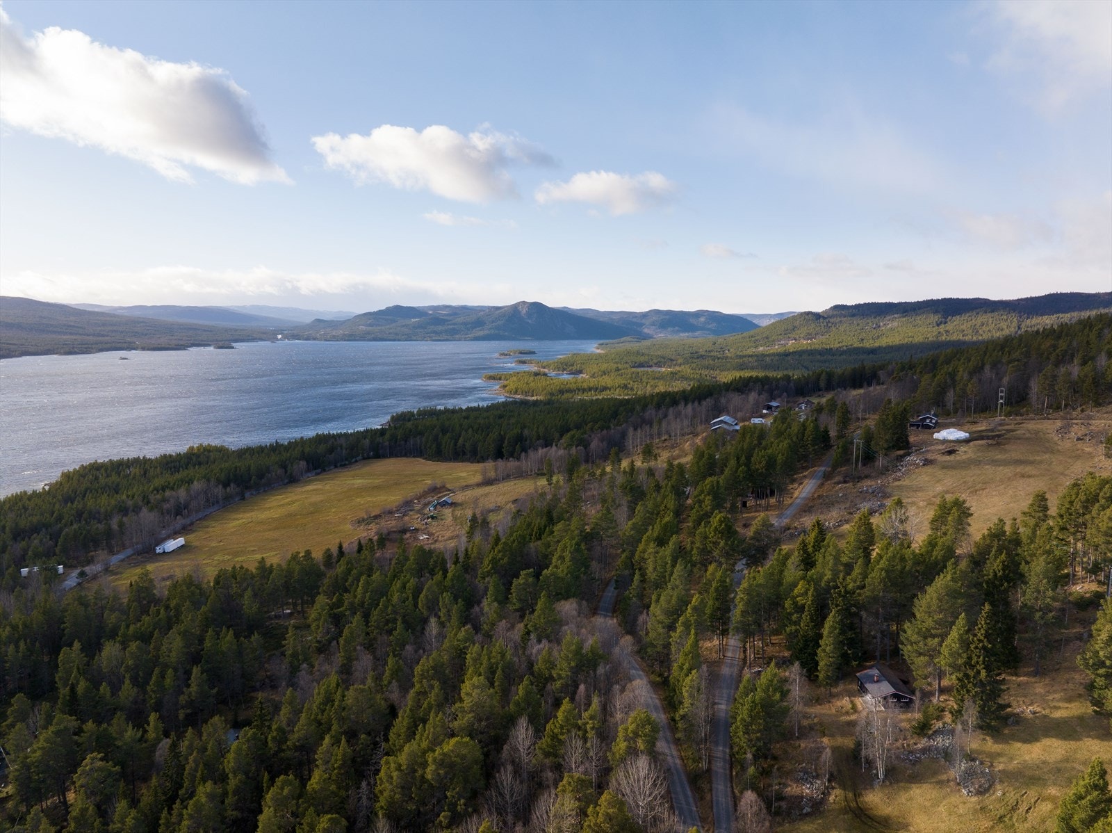 På sommerstid byr området på mange sykkelmuligheter, og det kan spesielt nevnes grusvei på motsatt side av Pålsbufjorden og innover mot Dagali. Galleribilde