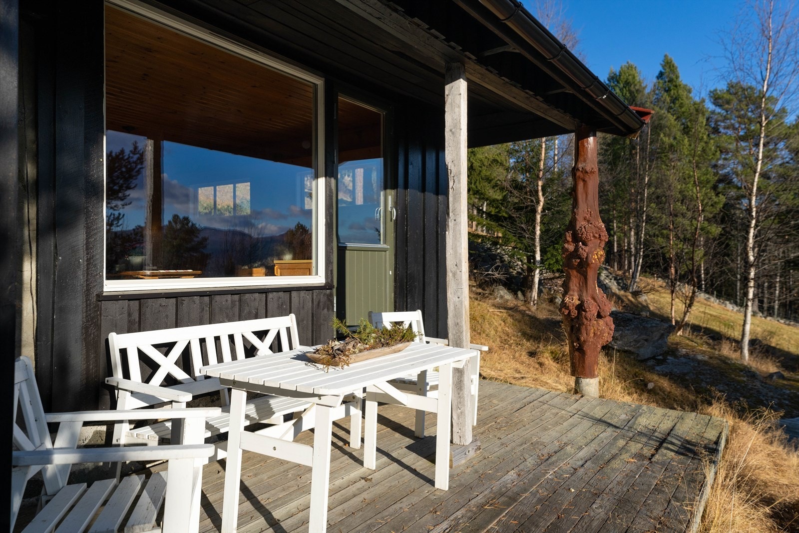 Dels overbygd terrasse mot syd med lang solgang. Galleribilde