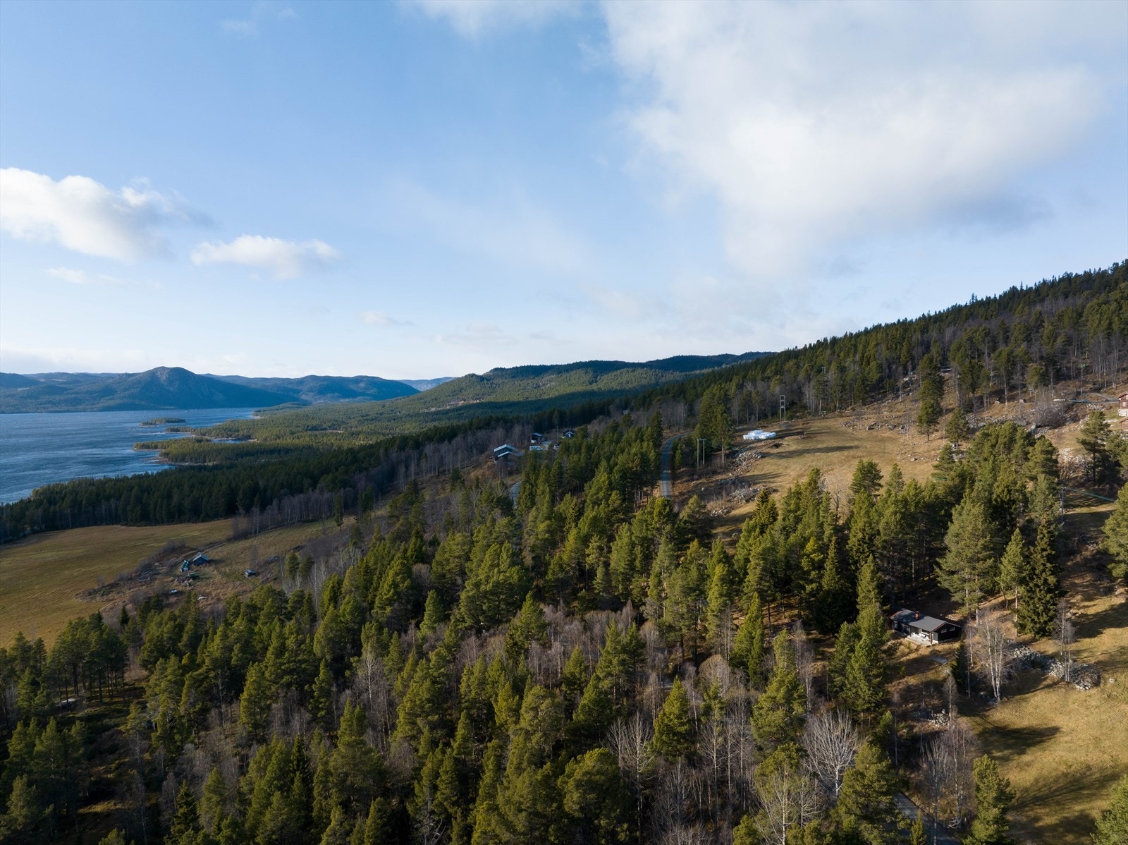 Hytta ligger i et område hvor det er kort vei til flere alpindestinasjoner som Nesbyen, Geilo og Uvdal og Dagali med alpinbakker av svært høy kvalitet. Galleribilde
