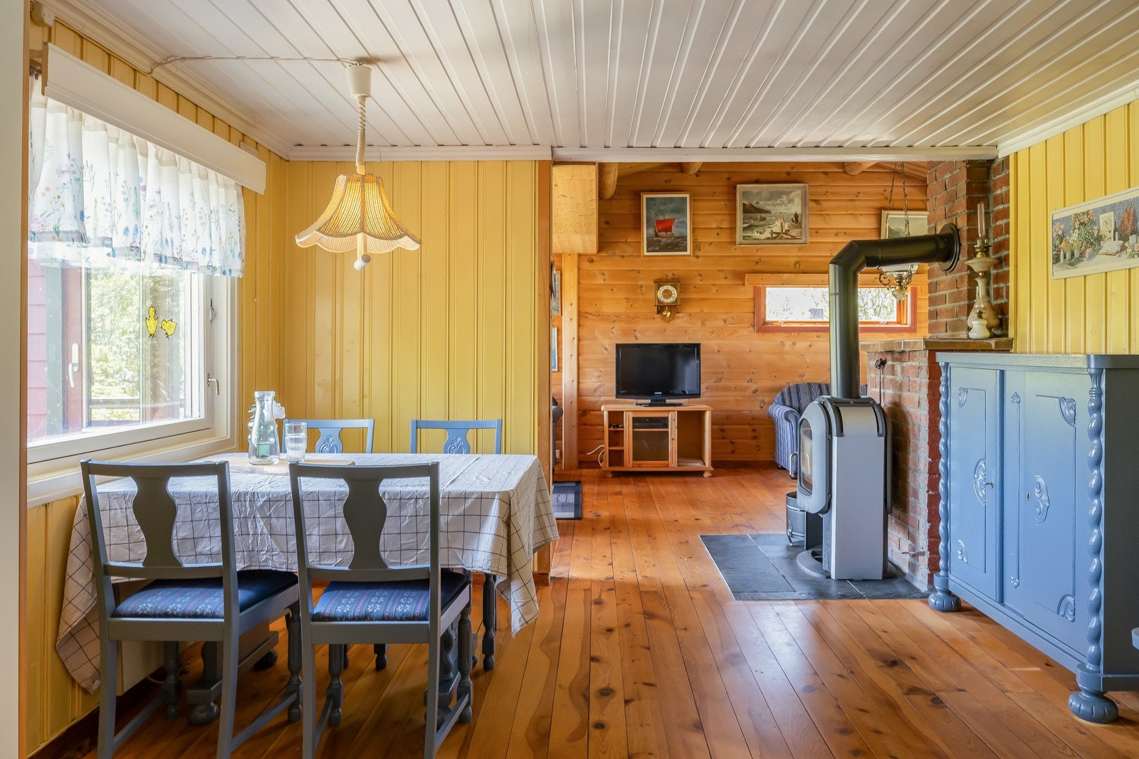 Direkte forbindelse mellom stua og kjøkkenet som begge har utsikt ned mot Bjellvikbukta. Galleribilde