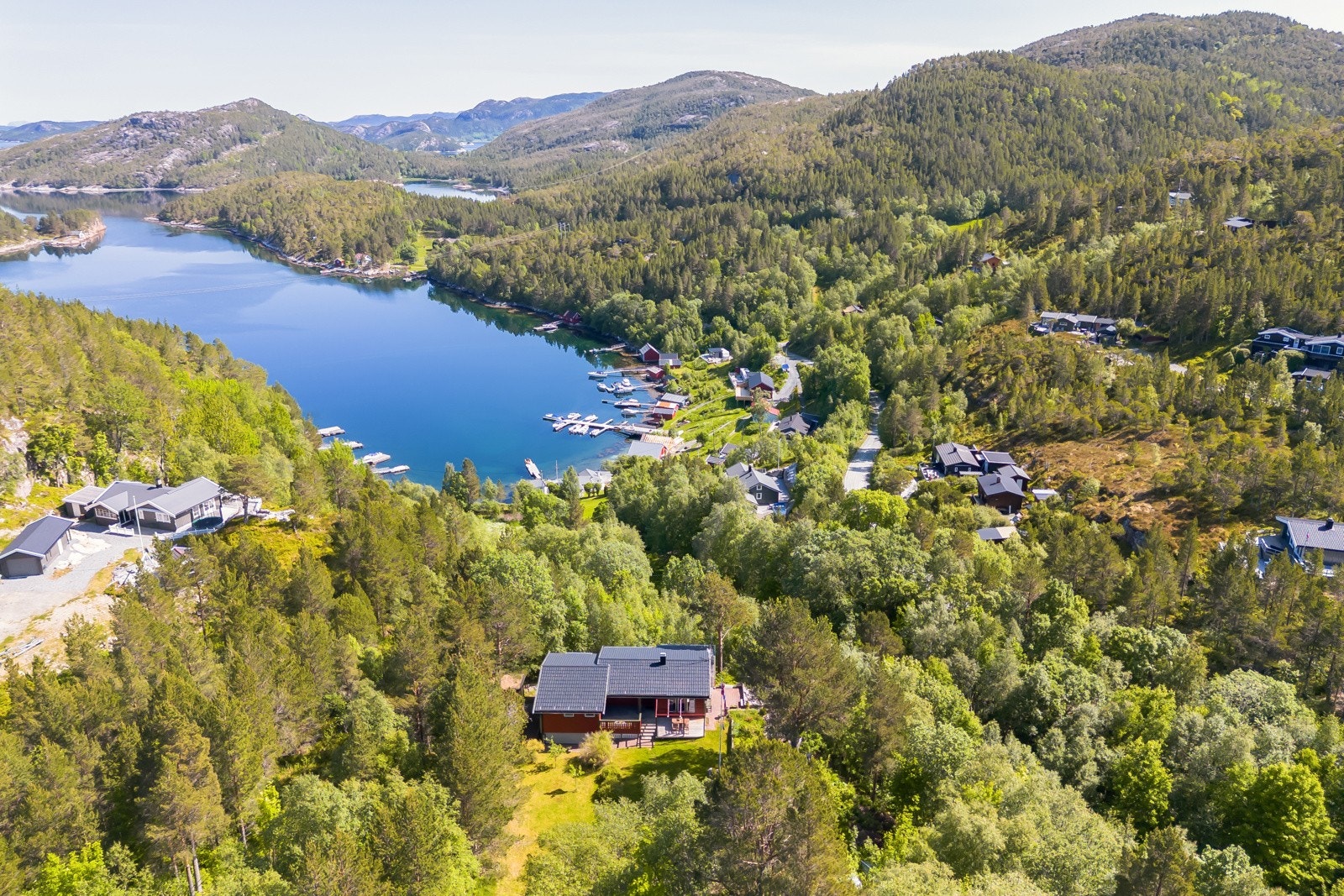 I Bjellvika nedenfor har man tilgang på brygge, og i Mistfjorden har eiendommen naust. Galleribilde