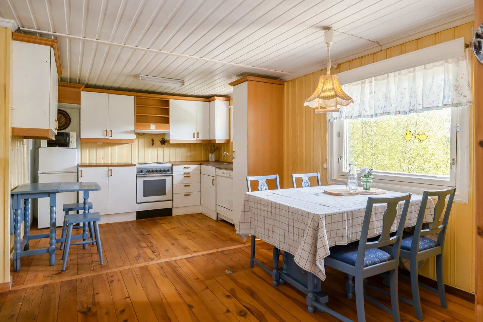 Godt med boltreplass og naturlig plass for spisebord på kjøkkenet. Galleribilde