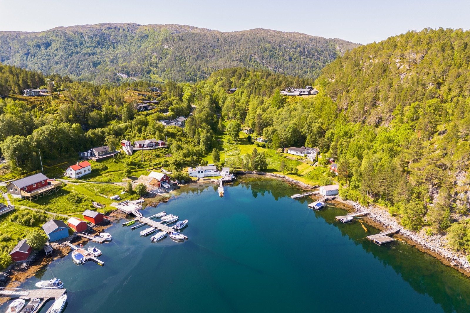 Eiendommen har en attraktiv beliggenhet i Mistfjorden med umiddelbar tilgang på natur og sjøliv. Galleribilde