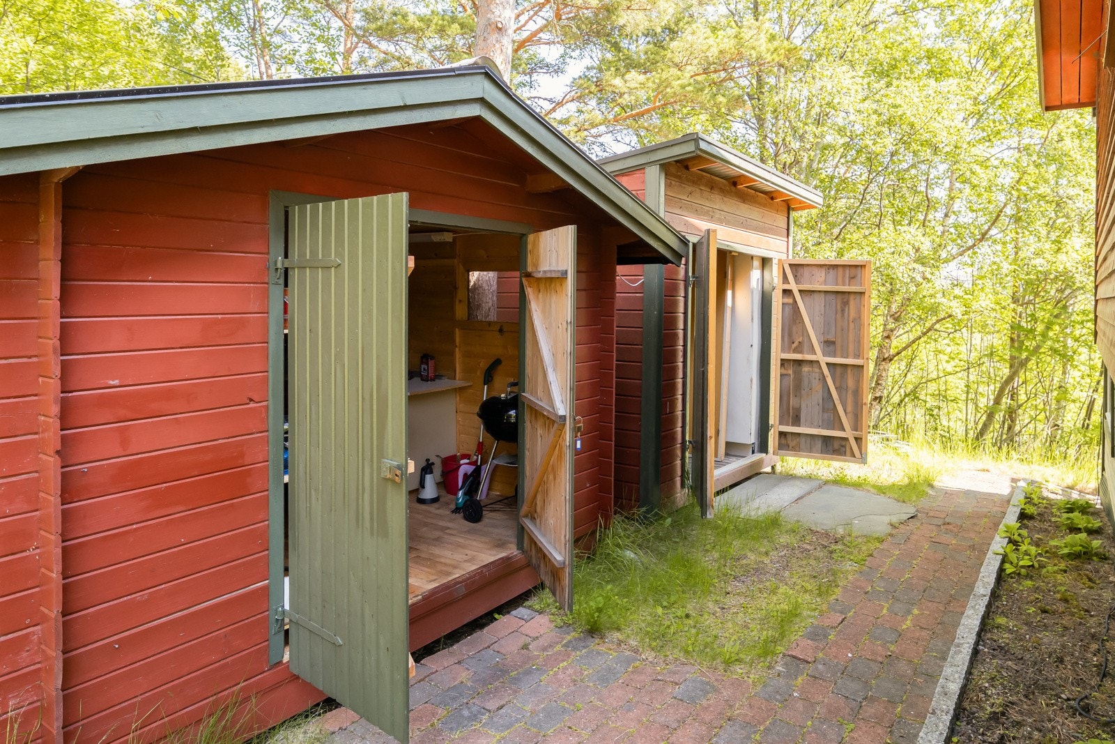 Svært god lagringsplass i totalt tre uteboder samt lagring i kjeller og under terrasse. Galleribilde