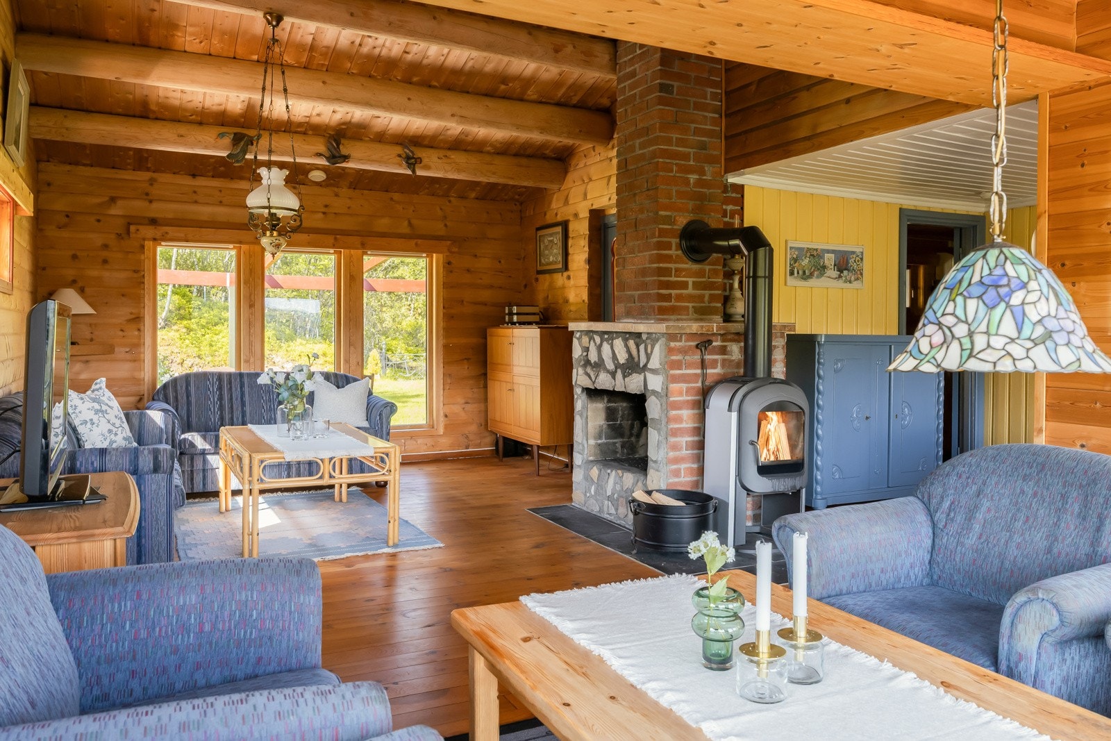 Det er etablert peis i stua og vedovn på kjøkkenet. Galleribilde