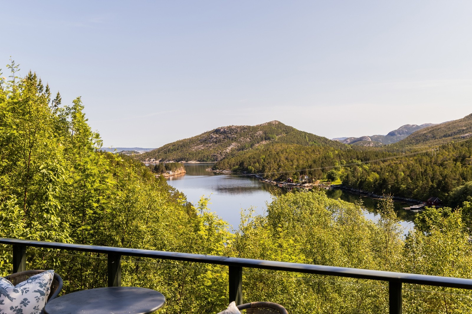 Hytta er plassert i et høydedrag og nyter en usjenert tilværelse med gode sol- og utsiktsforhold. Galleribilde