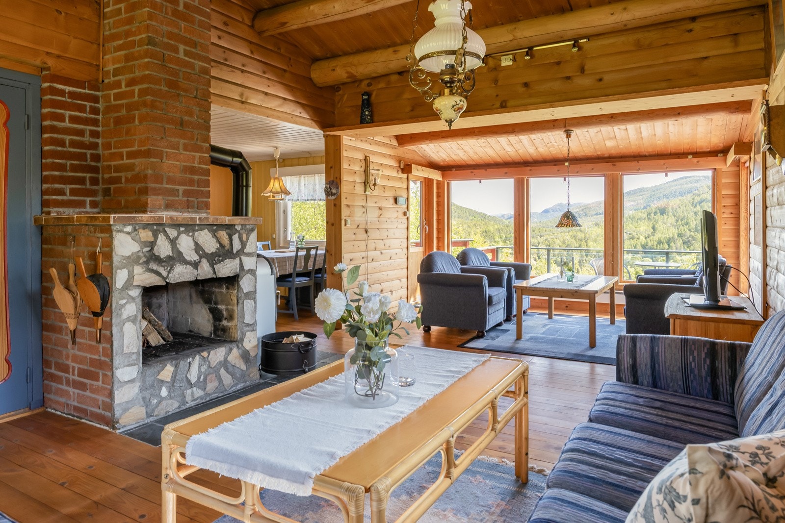 Hytta har ei svært romslig stue med rikelige vindusflater og gode lysforhold. Galleribilde