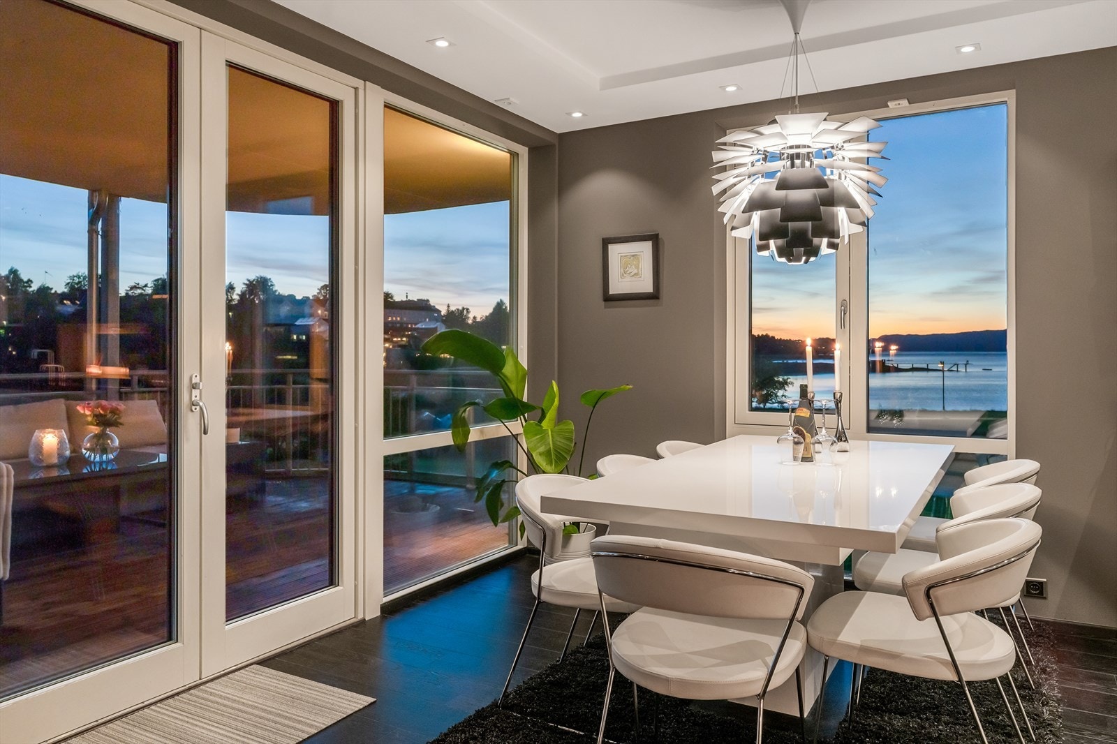 Leiligheten har en helt spesiell beliggenhet med panoramautsikt mot Trondheimsfjorden. Galleribilde