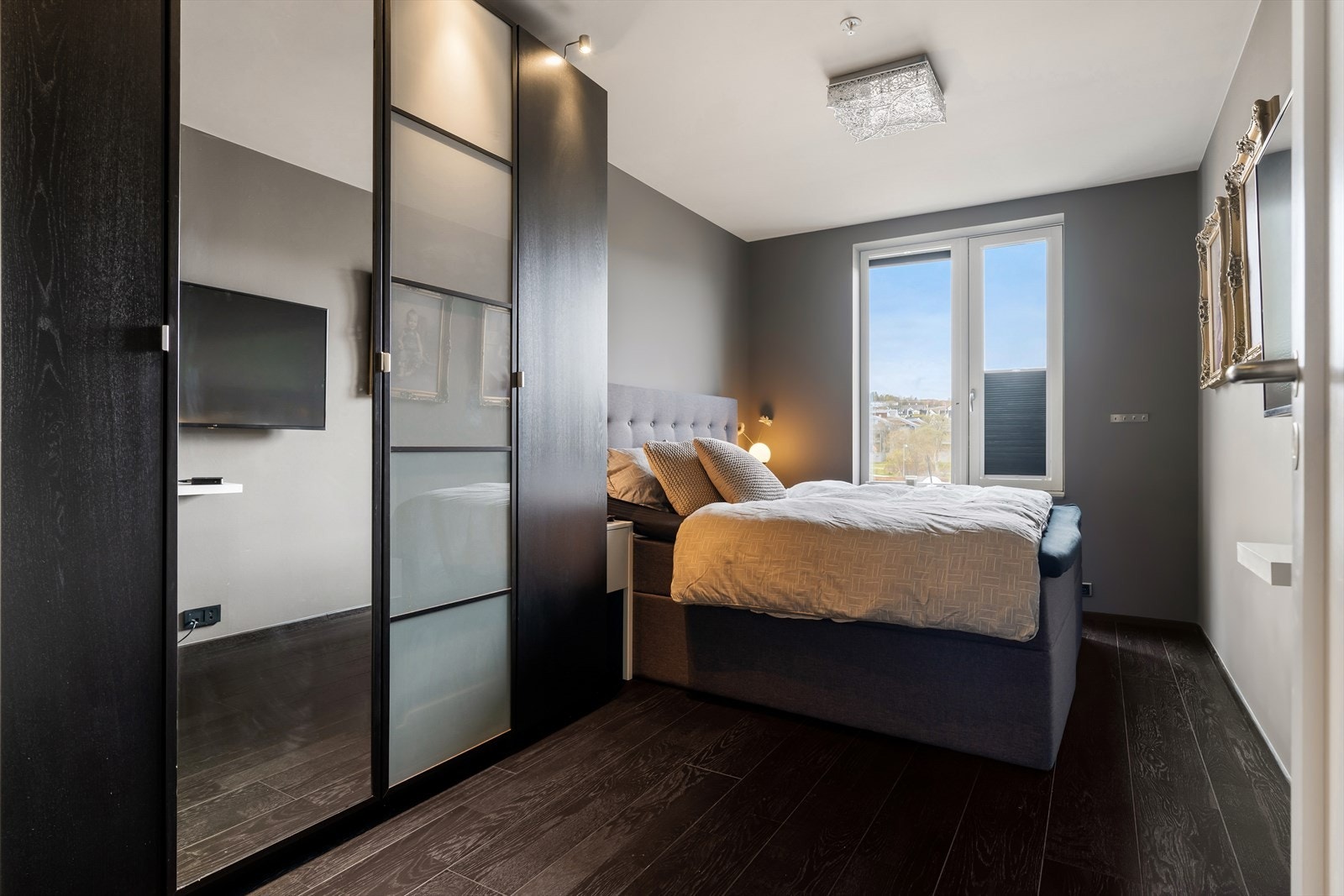 Gjesterom på 12,2m² holder et utsøkt design og har godt med garderobeplass. Gjestene vil også kunne nyte luksusen leiligheten tilbyr! Galleribilde