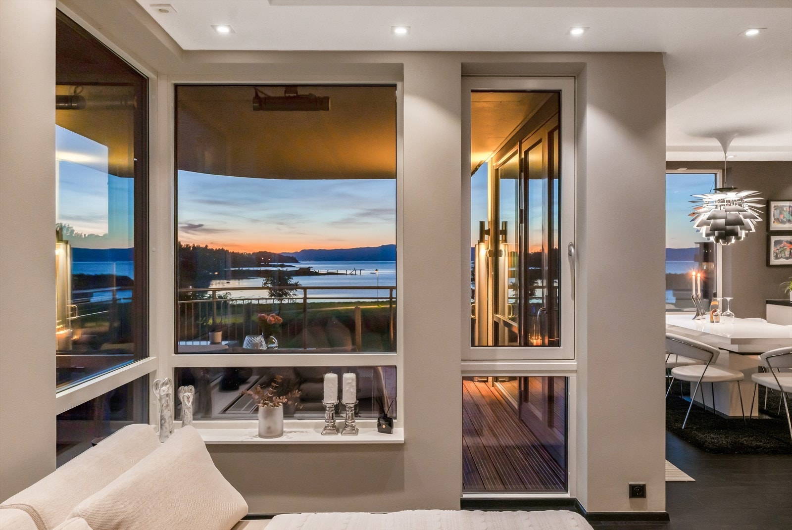 Med sine store vindusflater og gjennomgående planløsning får leiligheten et ekstraordinært preg hvor man kommer tett på naturen og omgivelsene rundt. Galleribilde