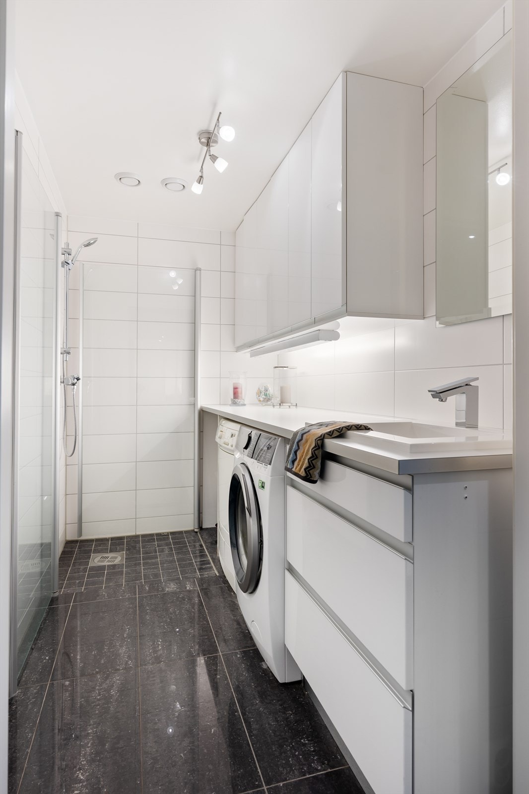 Praktisk vaskerom med pen standard, praktisk innredning og egen dusjsone. Galleribilde