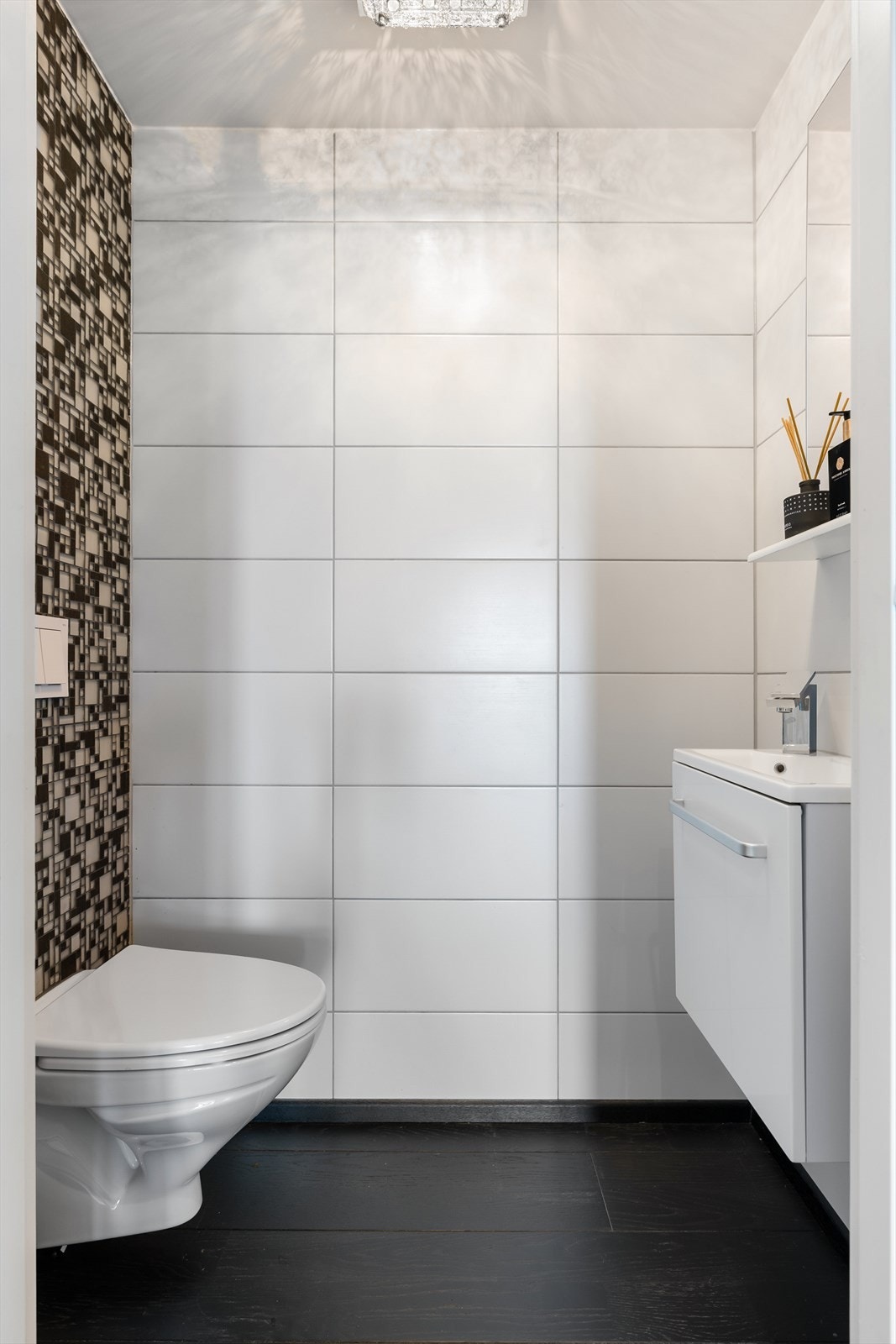 Toalettrom i samme stil som øvrige våtrom. Rommet ligger ved gjesterom på leilighetens sør-side. Galleribilde