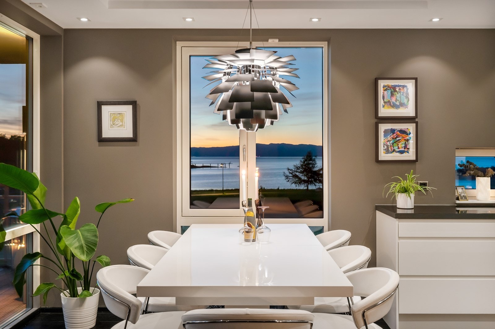 Den formidable fjordutsikten kan nytes fra fleste oppholdsrom i leiligheten. Spisestua er intet unntak! Galleribilde