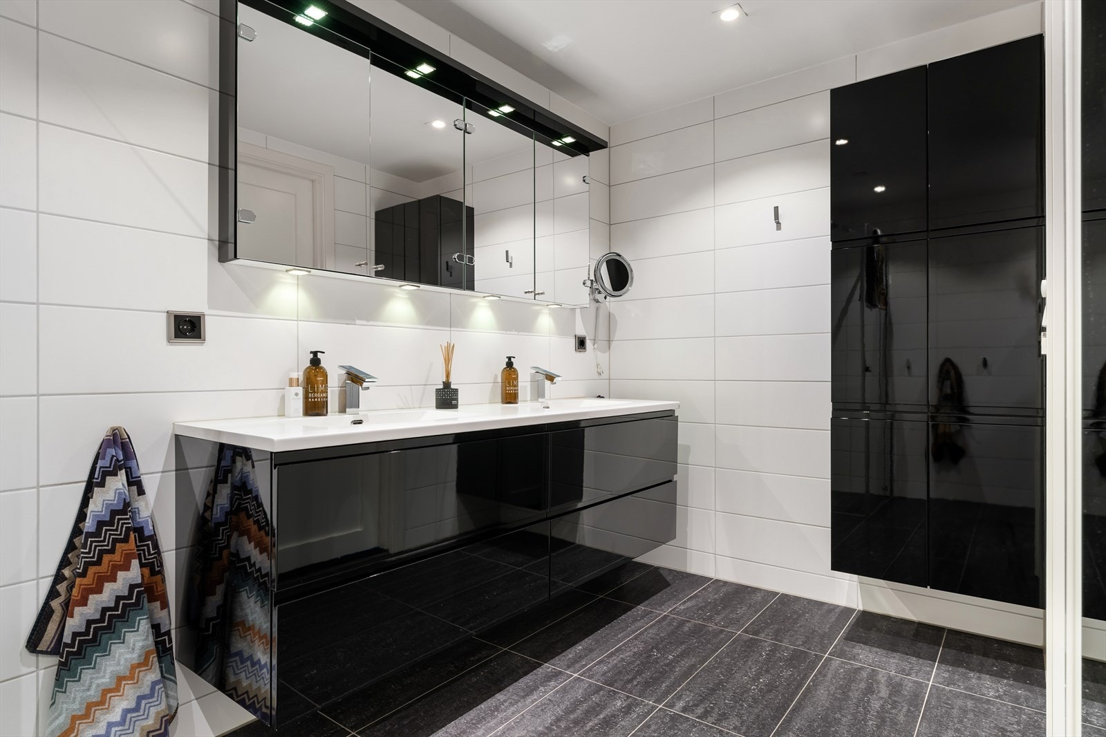 Flislagt hovedbad på hele 7,1m² med funksjonable løsninger og tidløs standard. Nydelig innredning med dobbel servant. Vegghengt høyskap i samme utførelse. Galleribilde