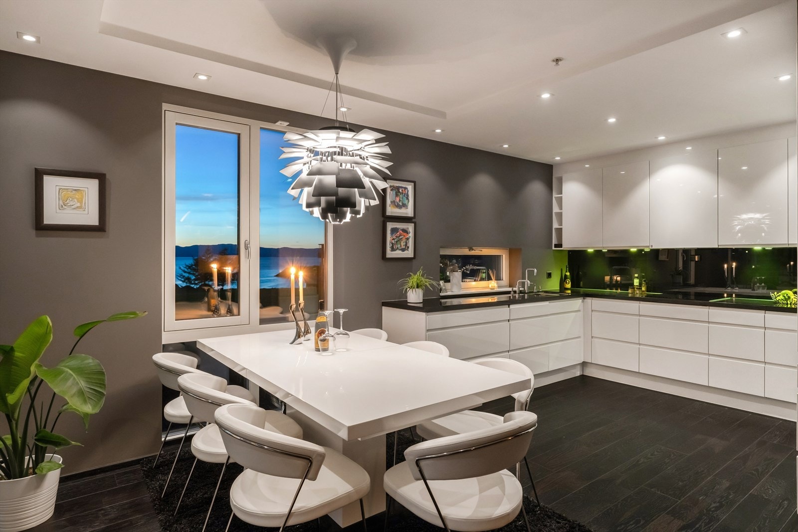 Leilighetens planløsning er på totalt 146m² og inneholder fire soverom/kontor, to bad/vask, separat wc, rikelig med gangareal og to balkonger. Galleribilde