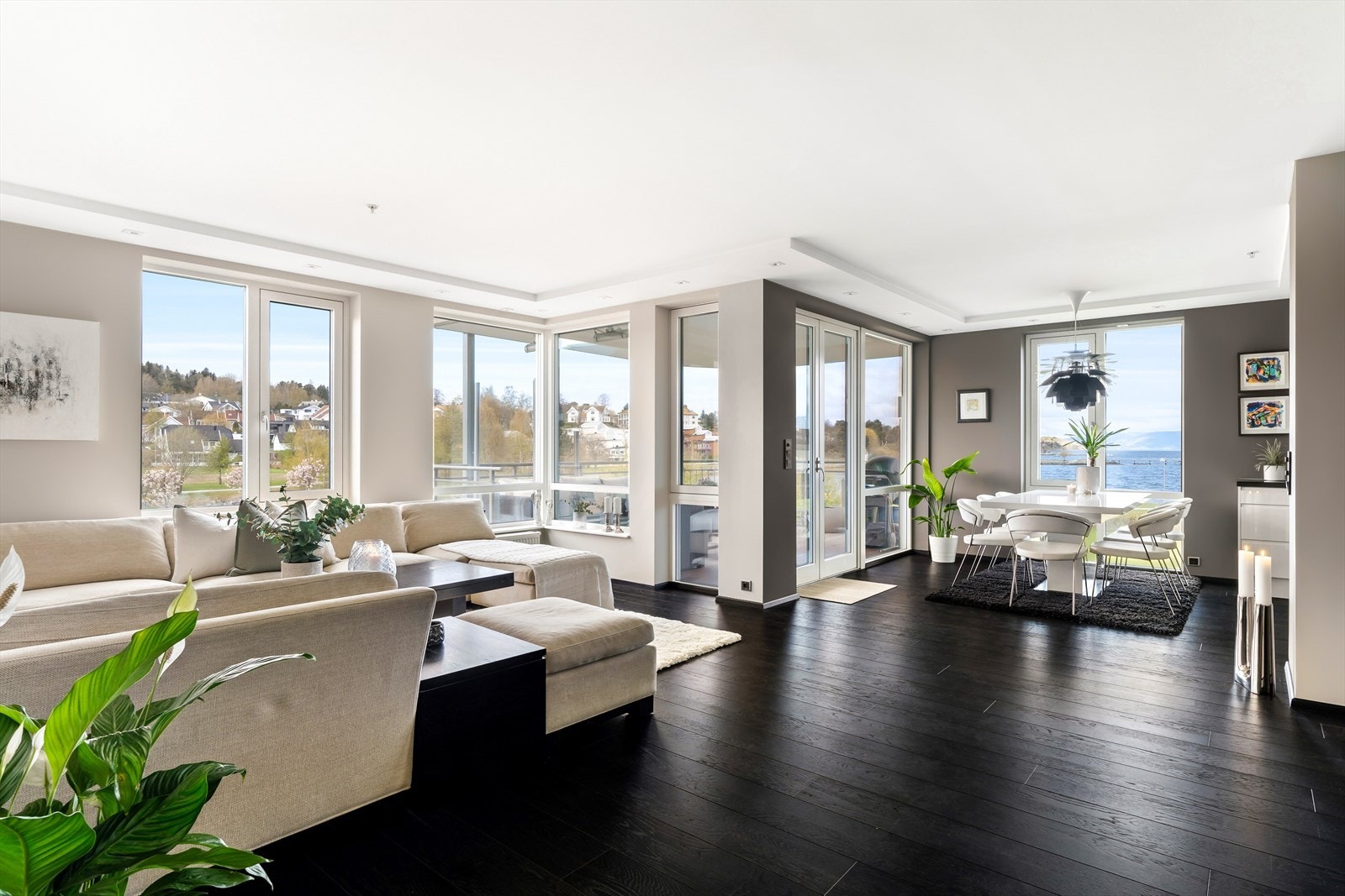 De store vindusflatene gir rommet en luftig og eksklusiv atmosfære. Galleribilde