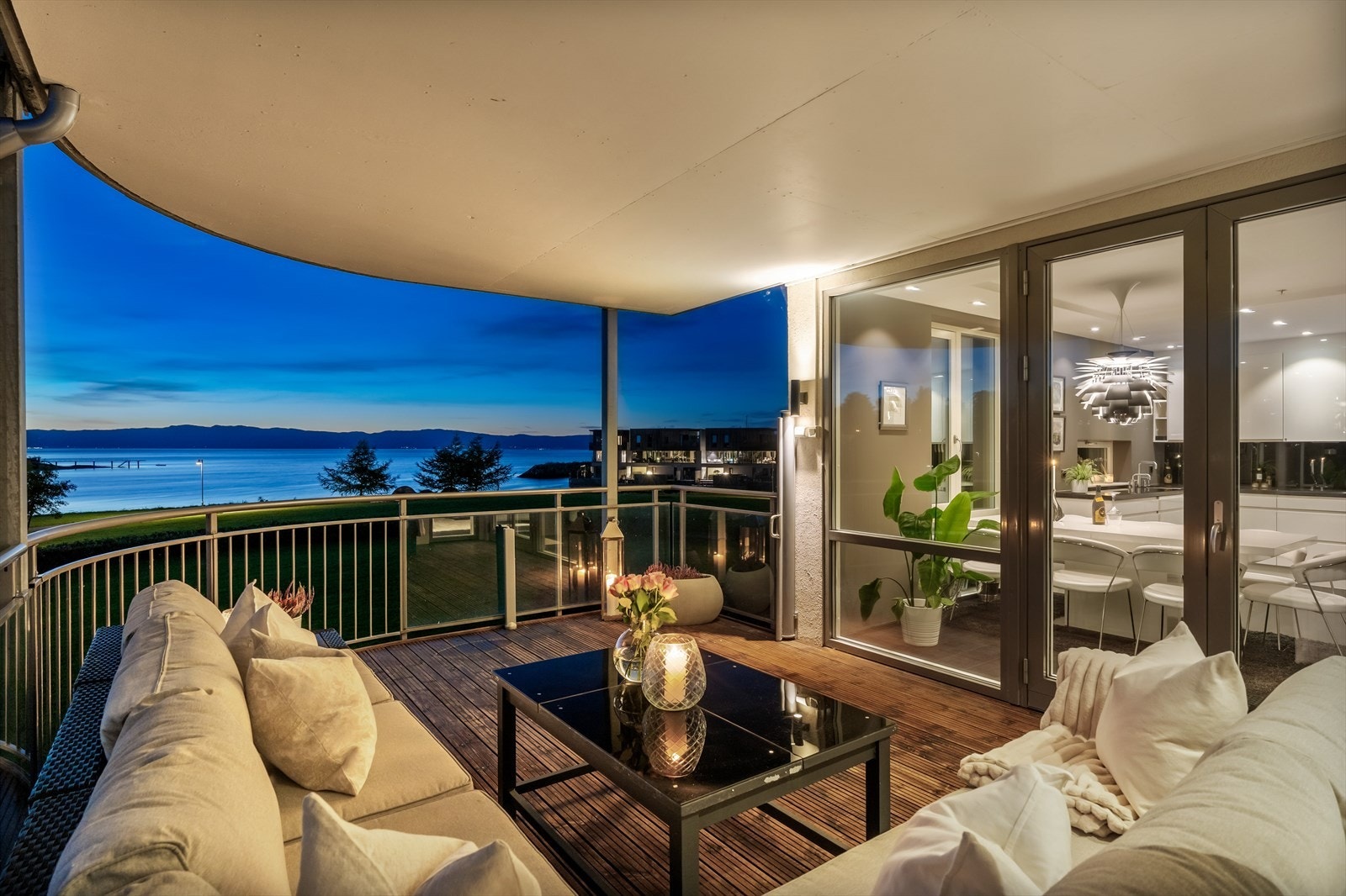 Hjørnebalkongen er på hele 19m² og byr på strålende solforhold fra tidlig formiddag til soldnedgang om sommeren. Galleribilde