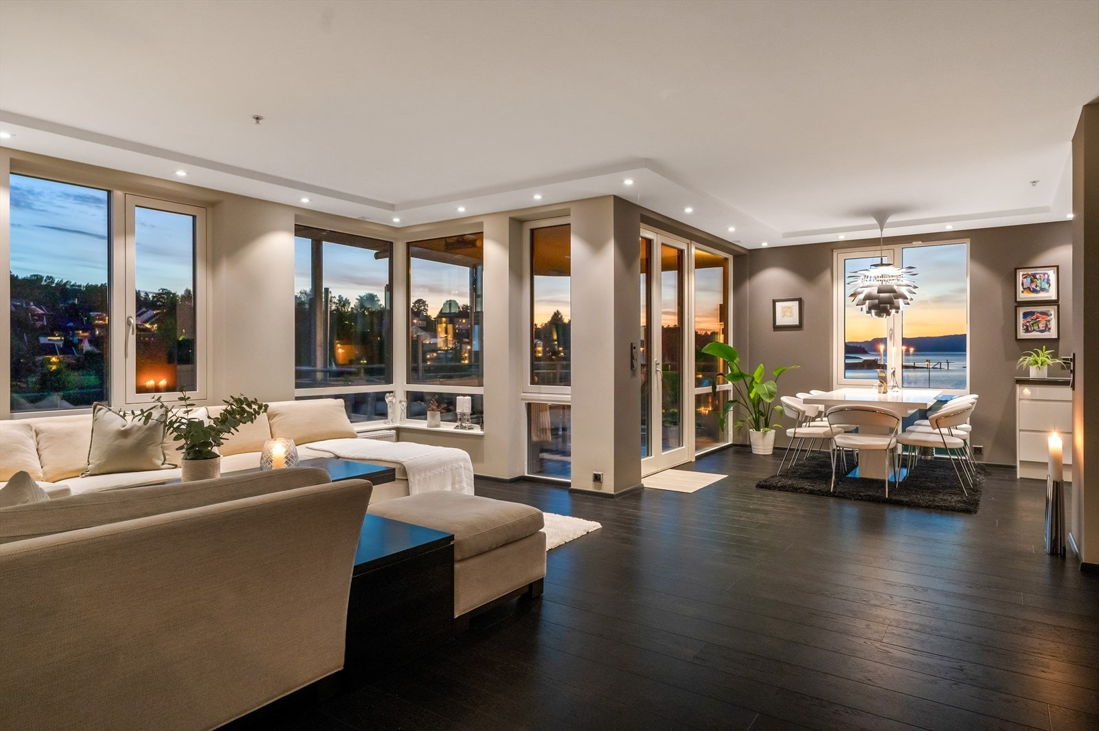 Velkommen til Grillstadfjæra 32 og en unik leilighet med fantastisk beliggenhet i første rekke på Grilstad Marina. Galleribilde