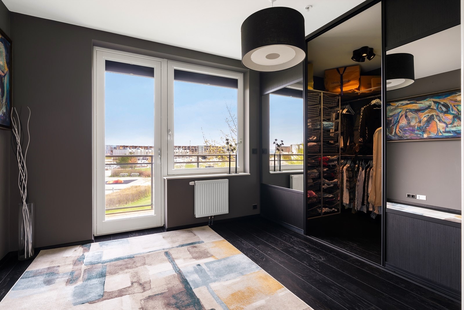 Soveromsfløya har 3 romslige soverom på hhv. 16,3m², 9m² og 8,3m². Avbildet soverom har i tillegg walk-in garderobe på 4,8m² og egen balkong. Galleribilde