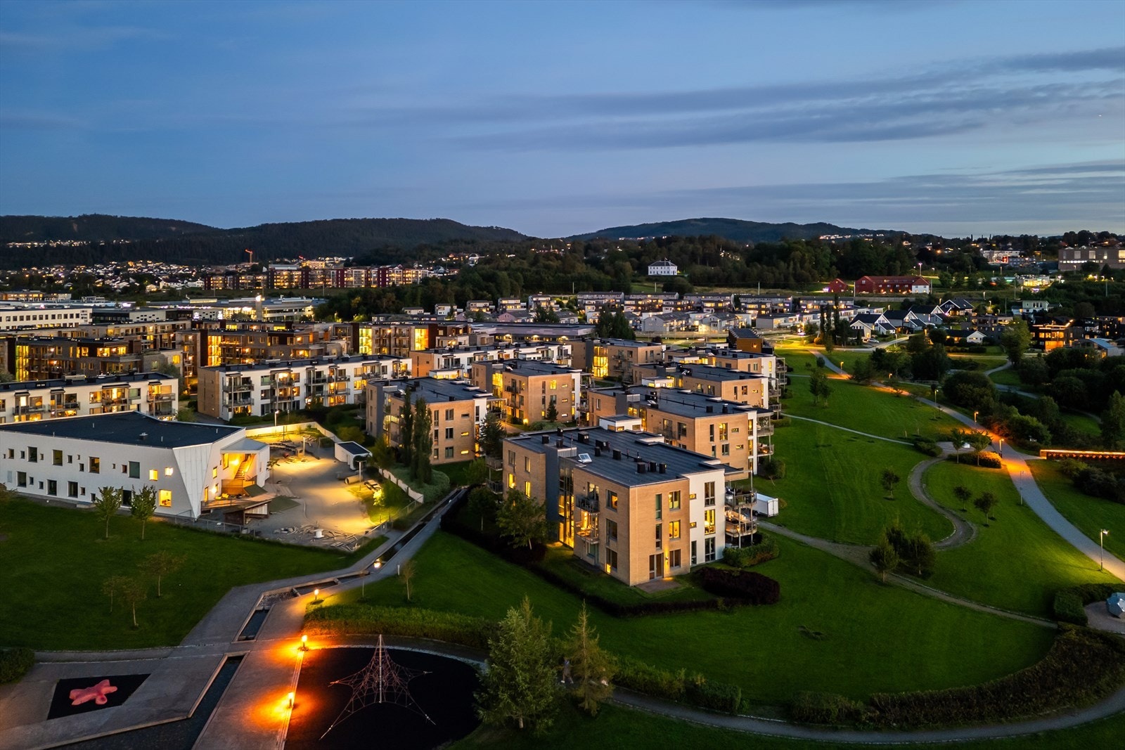 Grilstad Marina er et ettertraktet boområde med maritimt preg, kort vei til både sentrum, turområder, badestrender og servicefunksjoner. Galleribilde