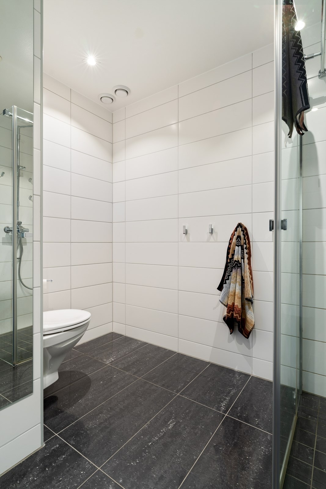 Alle våtrom er flislagt med varmekabler i gulv som oppvarming. Galleribilde