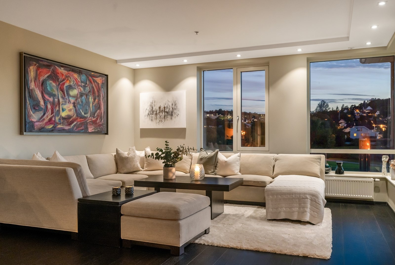 Oppholdssonen er på ca. 53m² og har et hav av møbleringsmuligheter. Stilren 1-stavs parkett i sort utførelse er gjennomgående i leiligheten. Galleribilde