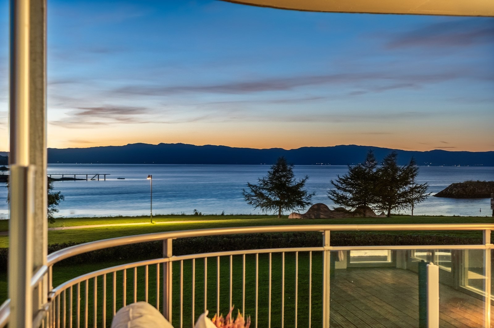 Nyt solfylte dager og storslåtte solnedganger fra den private, sørvest-vendte terrassen! Galleribilde