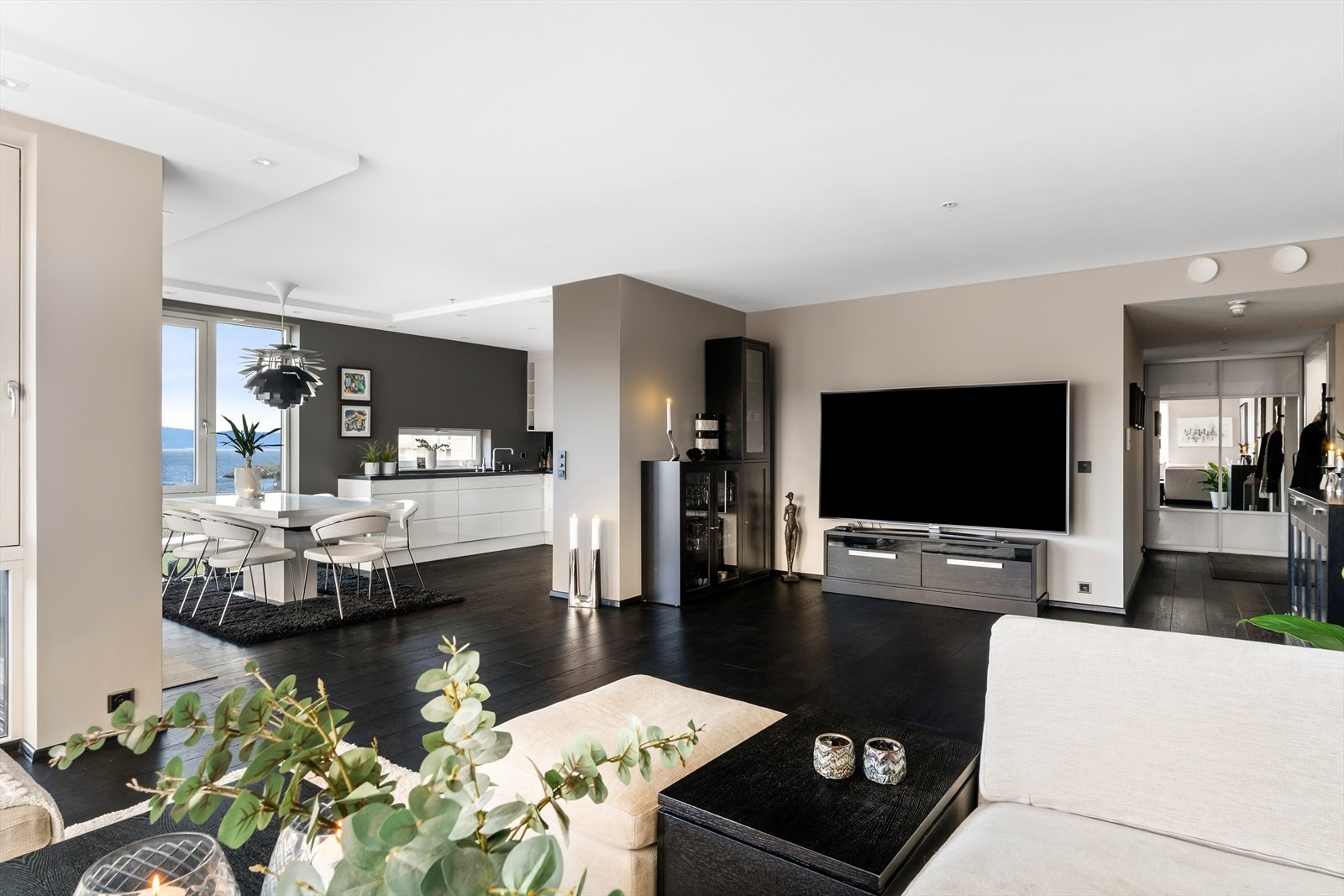 Det er utstrakt bruk av downlights i himling som er inndelt i flere soner. Leiligheten oppvarmes med fjernvarme som er inkl. i de månedlige felleskostnadene. Galleribilde