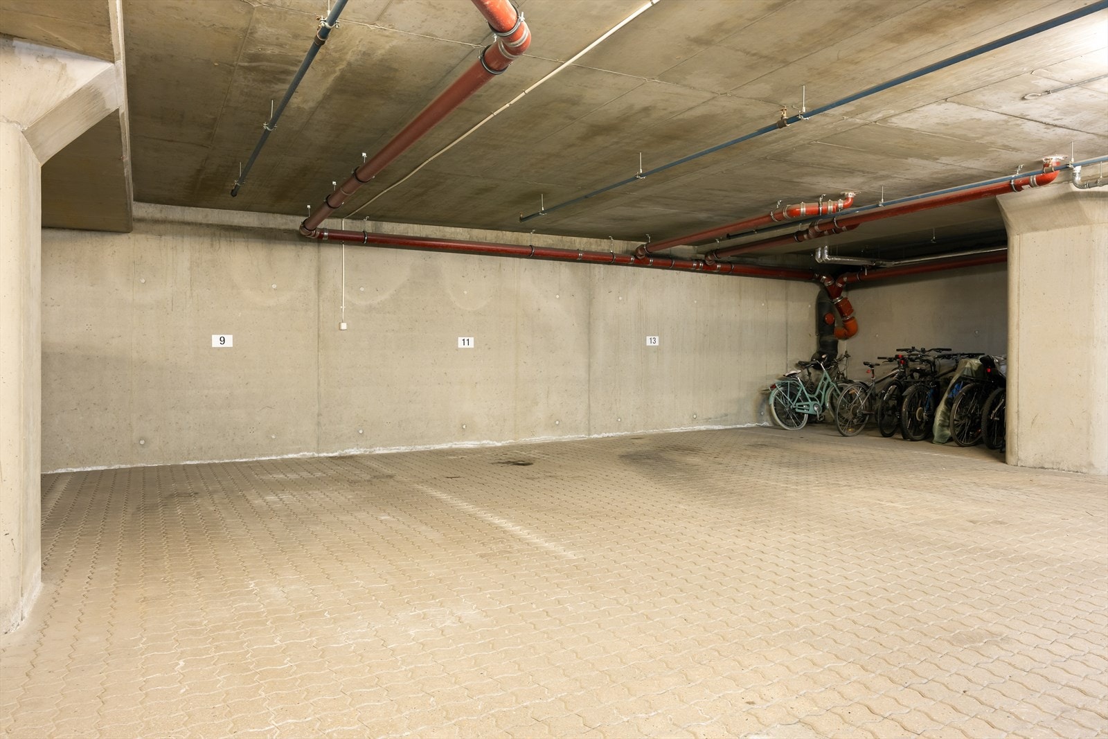 Med leiligheten følger 3 stk p-plasser i oppvarmet garasjeanlegg. Det er også separat bod på 9m² i kjeller. Galleribilde