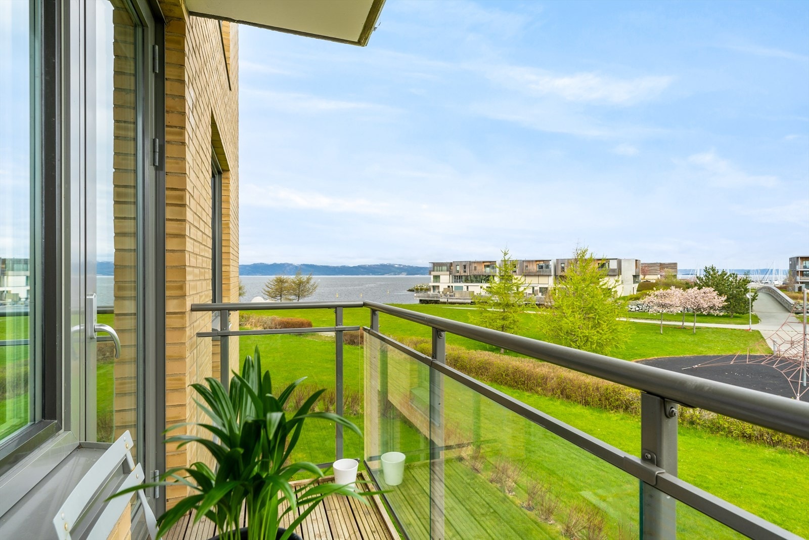 Luftebalkong på ca. 3m² med nydelig utsikt og formiddagssol. Et utmerket sted for morgenkaffen i sommerhalvåret! Galleribilde