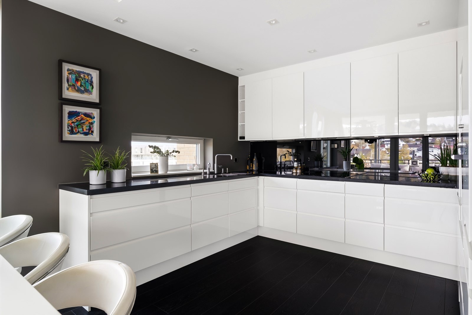 Herlig hjørnekjøkken fra kvalitetsleverandøren JKE med lyse fronter og integrerte hvitevarer fra Siemens. Galleribilde