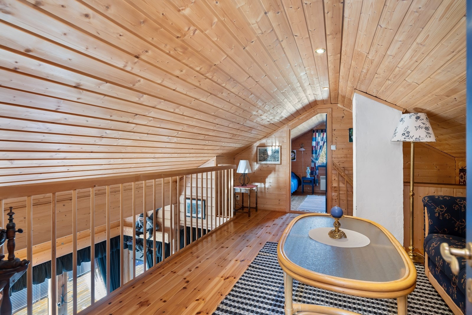 Her er det loftstue med utsyn til stue. Galleribilde