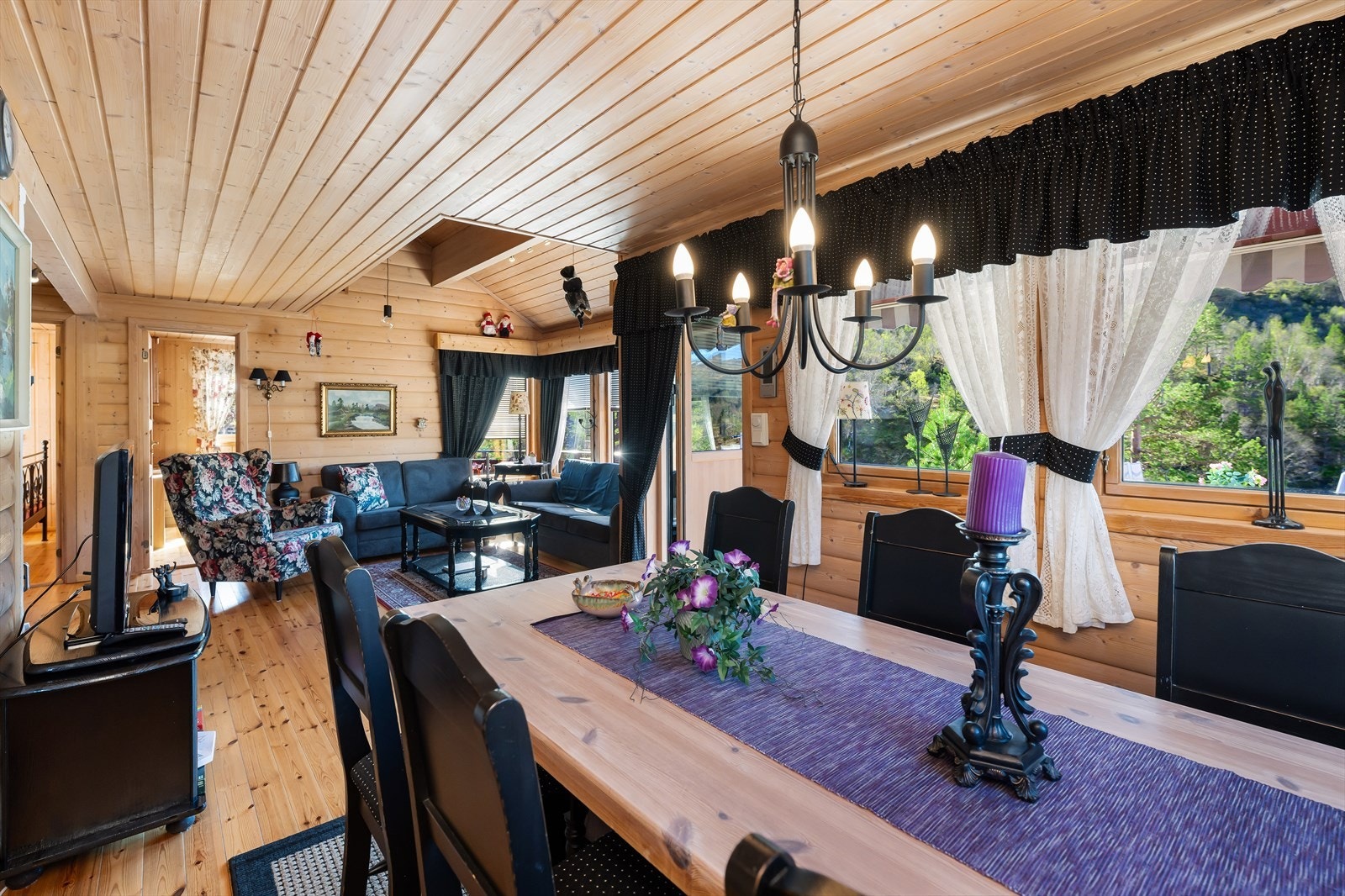 Her er det god plass for spisebord for familien. Galleribilde