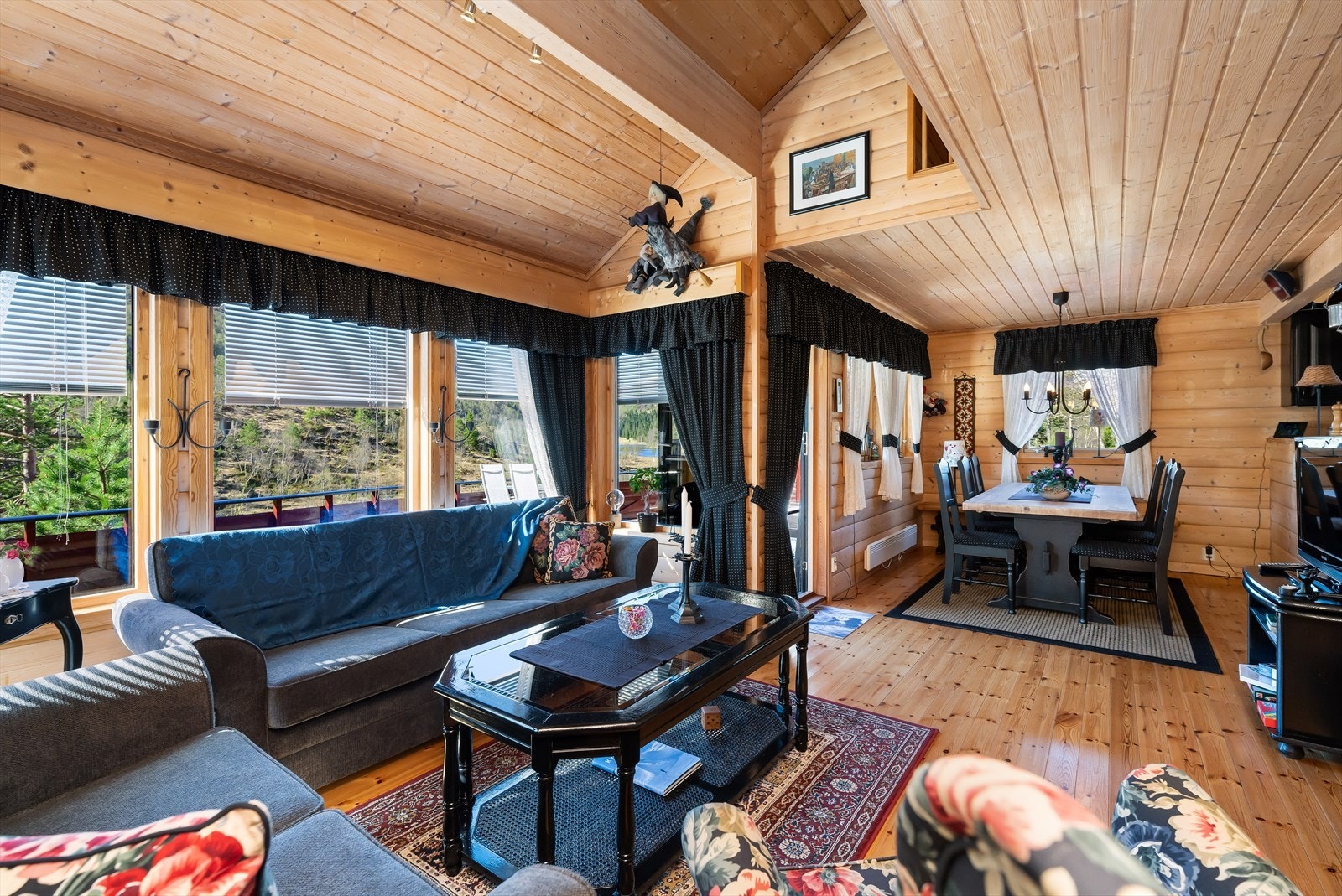 Hytten har vedovn for varme og hygge på vinterstid, og utgang til stor terrasse perfekt for varme sommerdager. Galleribilde